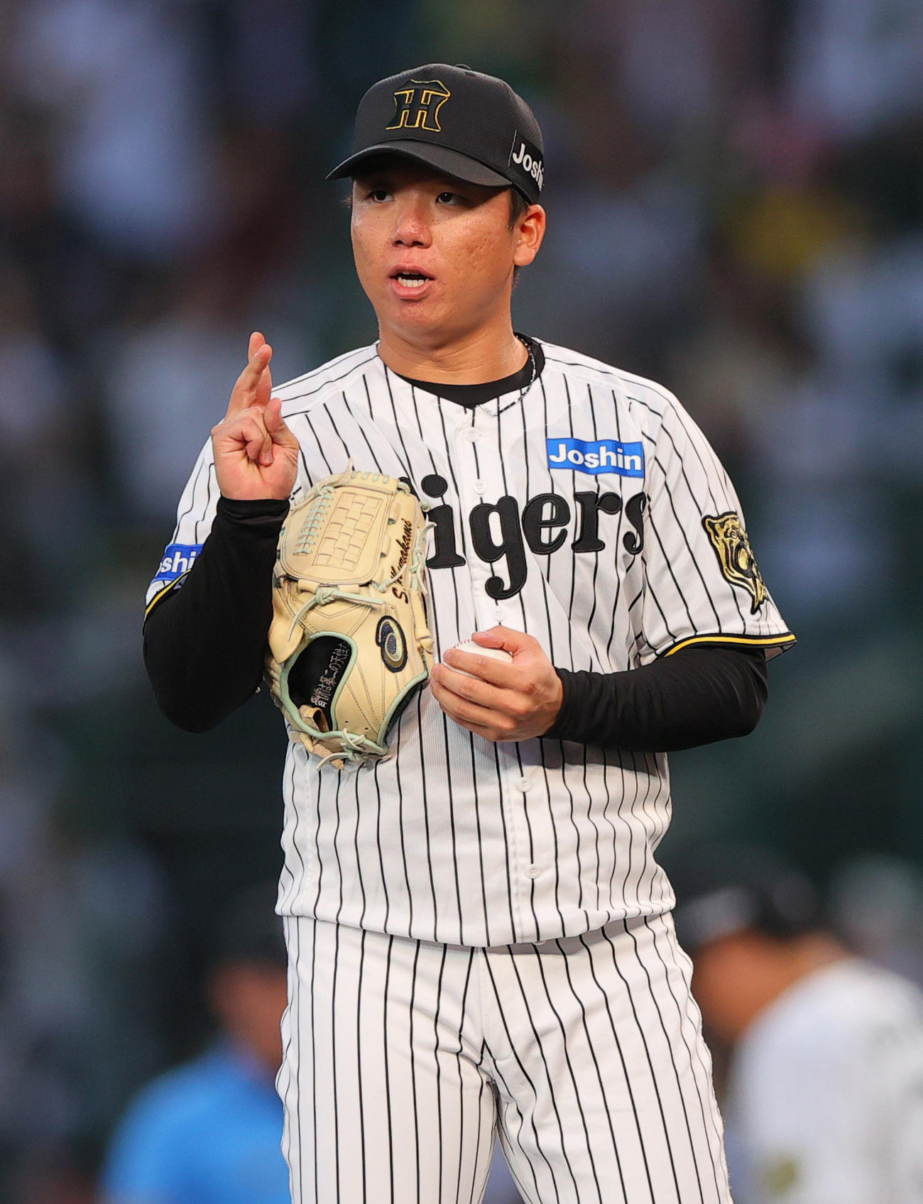 阪神対オリックス　4回表、野手とカウントを確認する村上（撮影・上山淳一）