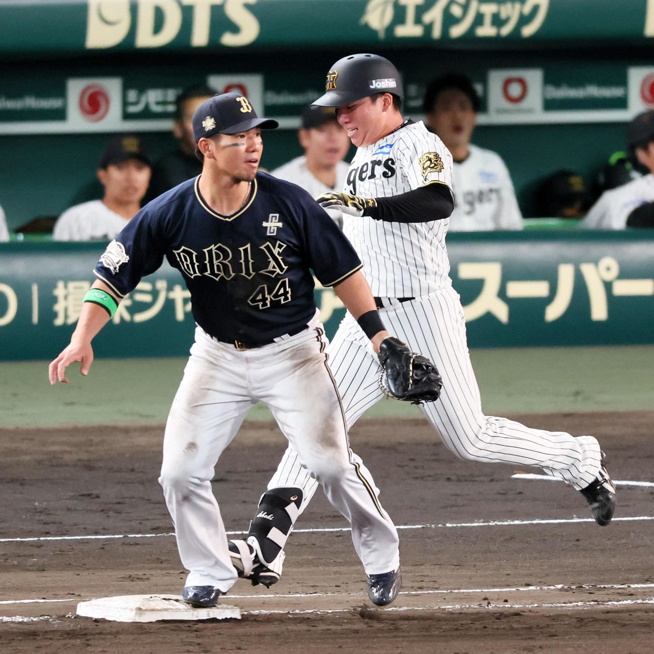 阪神対オリックス　6回裏阪神1死、村上は三塁へ内野安打を放つ。一塁手頓宮（撮影・加藤哉）