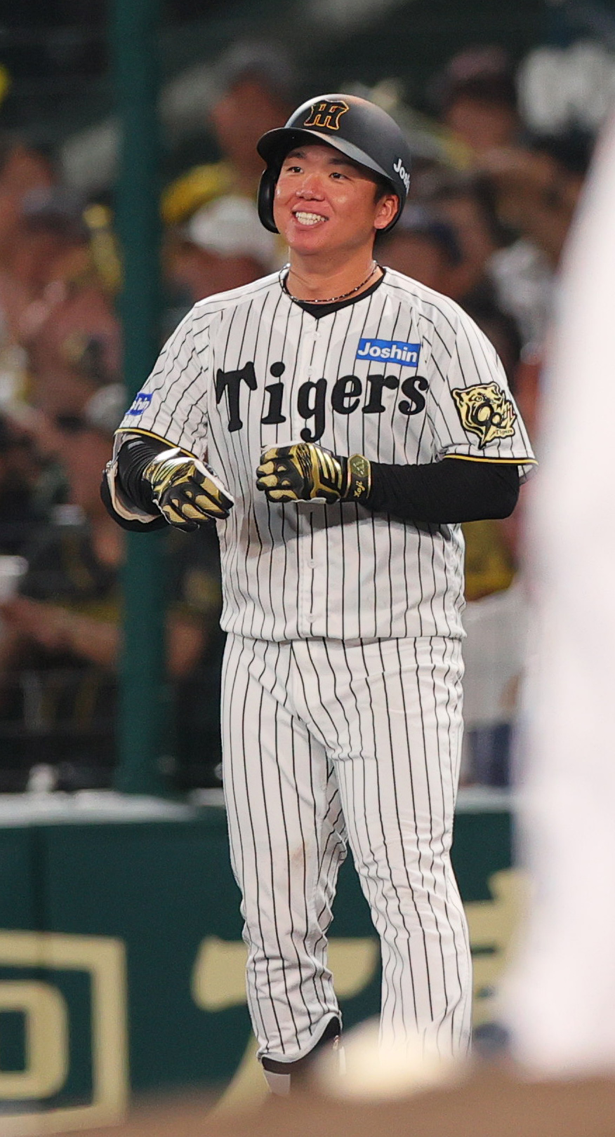 阪神対オリックス　6回裏阪神1死、村上は三塁内野安打を放ち一塁で笑顔を見せる（撮影・上山淳一）