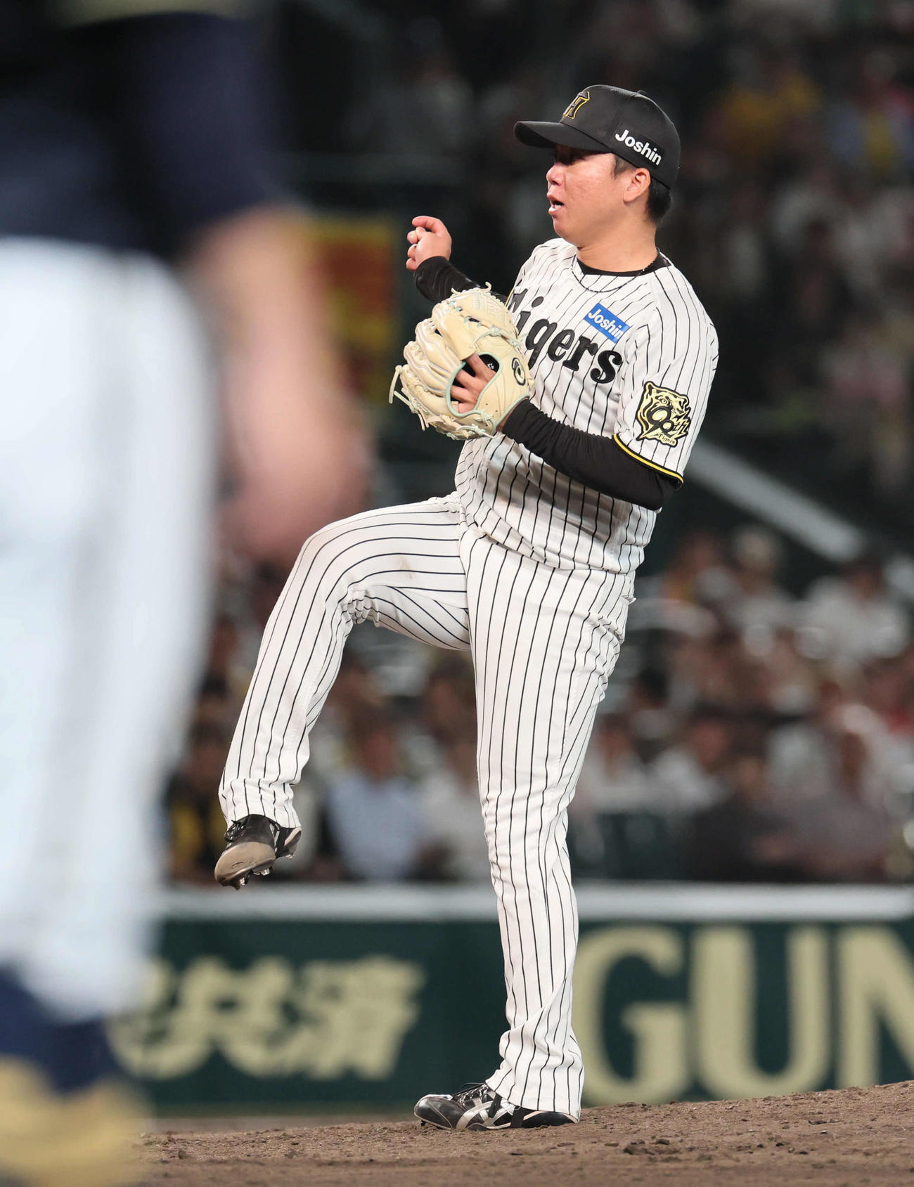 阪神対オリックス　8回表オリックス2死二塁、村上は代打森を三振に仕留め雄たけびを上げる（撮影・宮崎幸一）