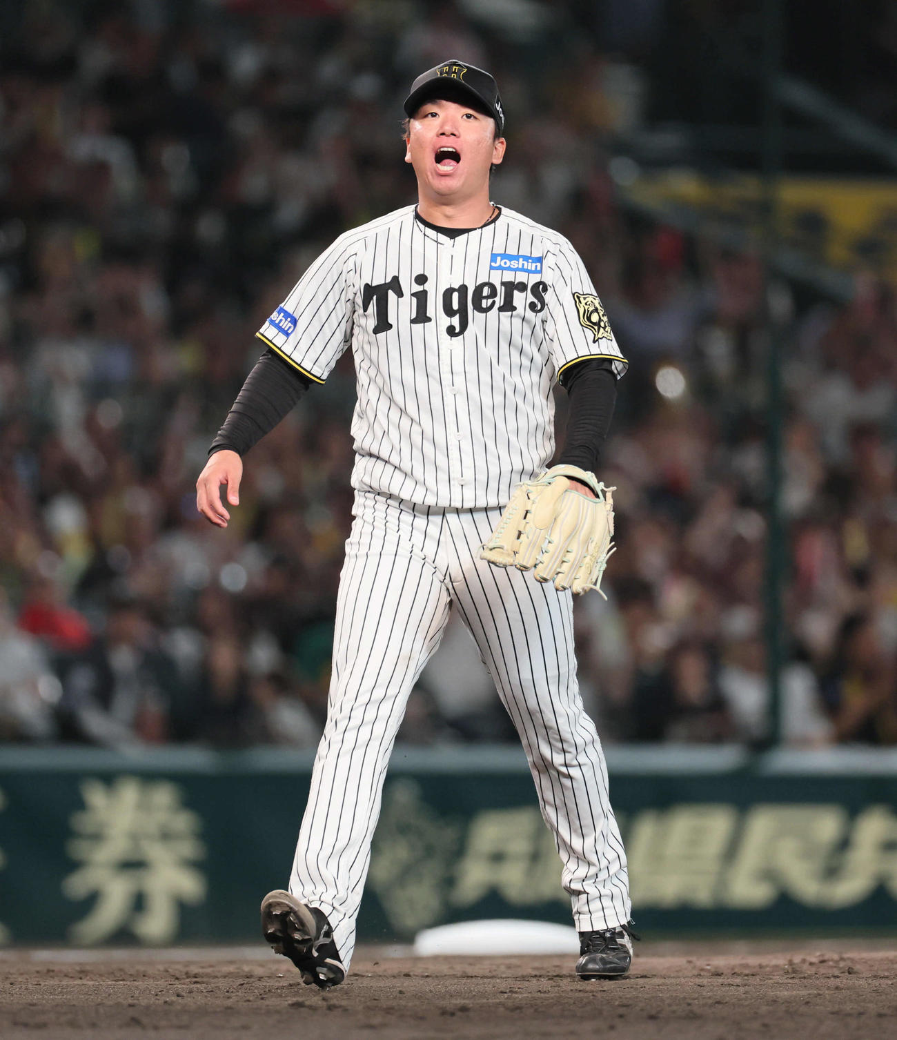 阪神対オリックス　8回表オリックス2死二塁、村上は代打森を三振に仕留め雄たけびを上げる（撮影・宮崎幸一）