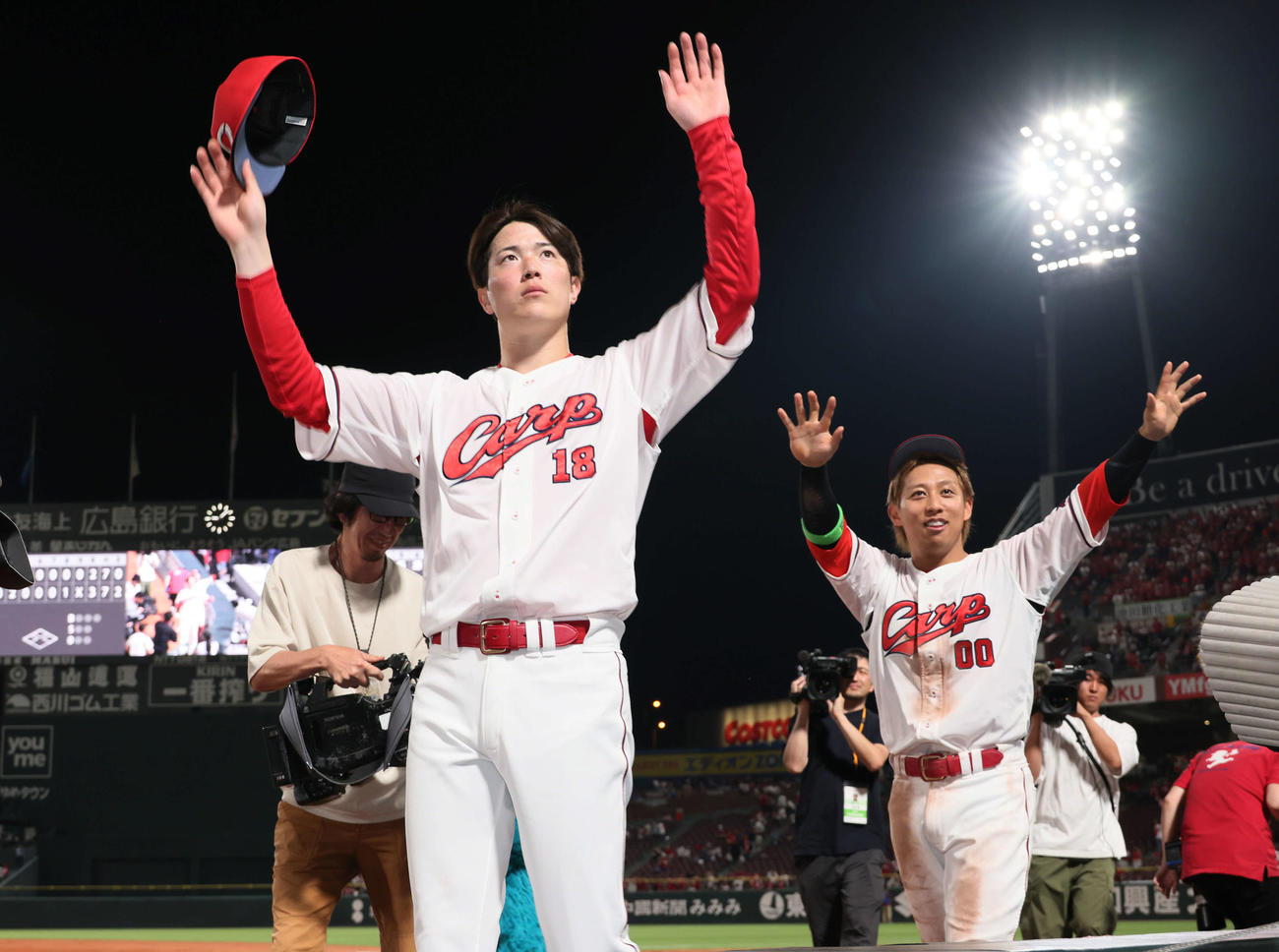 広島対西武　ファンの声援に応える森下（左）と羽月（撮影・加藤孝規）