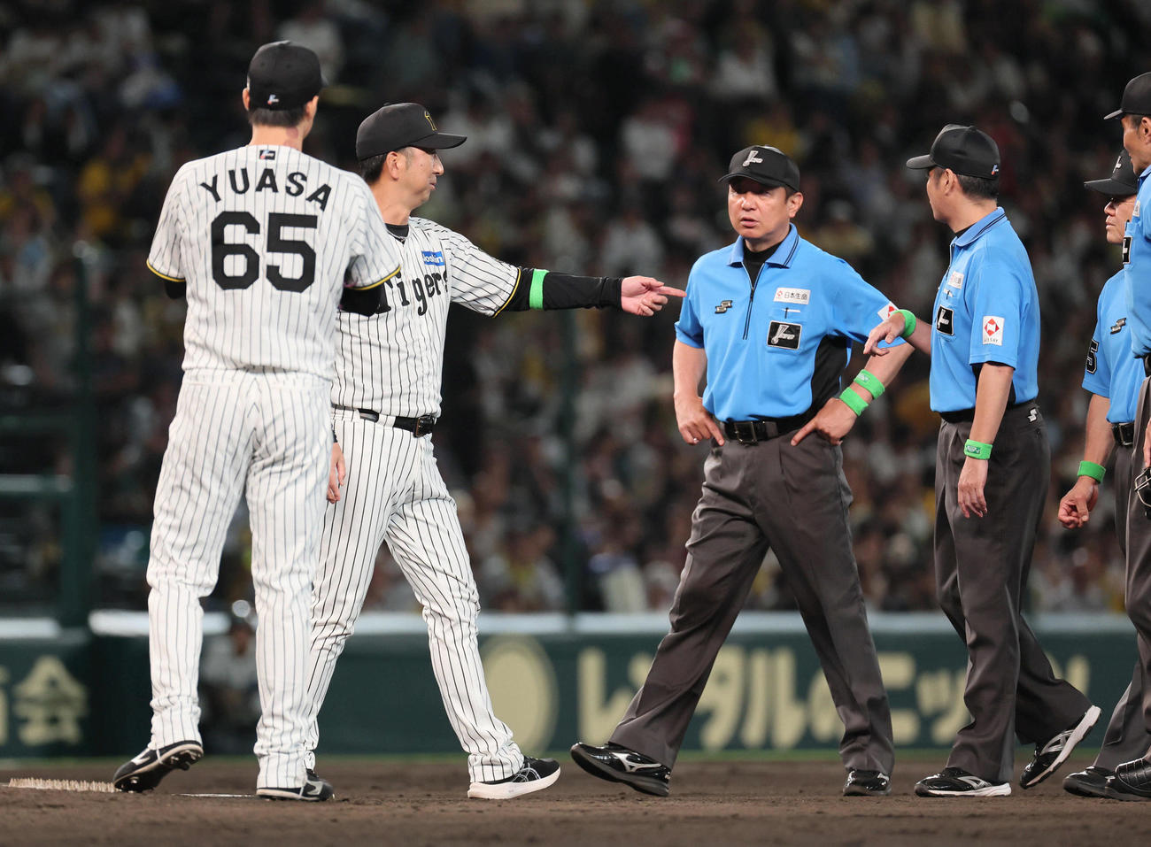 阪神対オリックス　9回表オリックス無死一塁、西川の二塁への打球で併殺を狙った小幡は、広岡のスライディングで一塁へ送球できず。リプレイ検証で守備妨害が認められる（撮影・宮崎幸一）