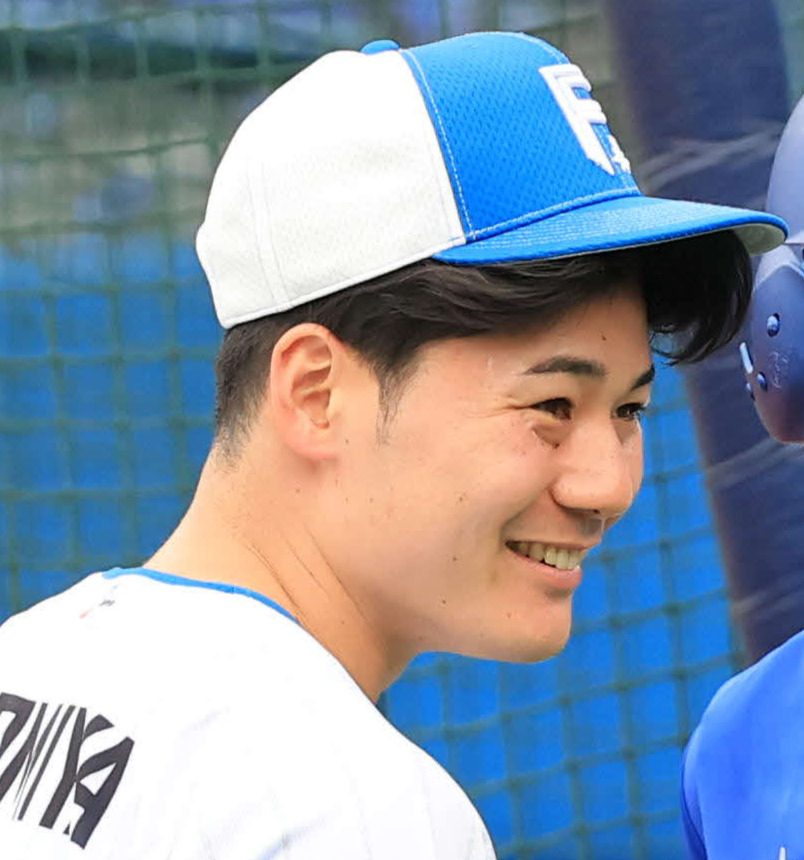 DeNA対日本ハム　DeNA梶原（右）とと談笑する日本ハム清宮幸（撮影・浅見桂子）