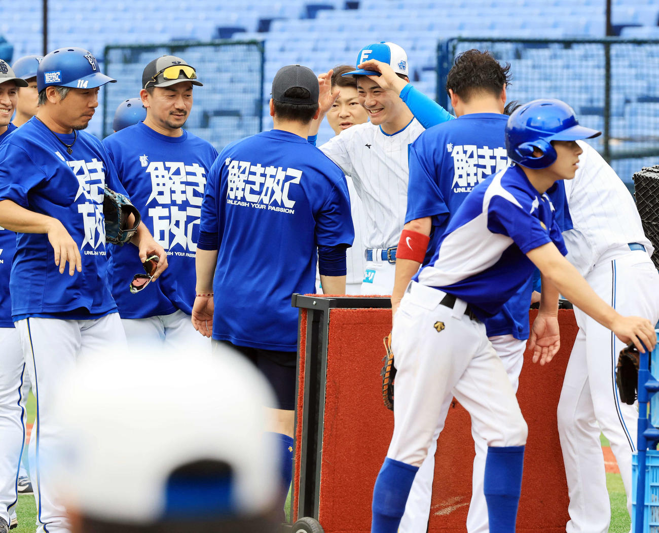 DeNA対日本ハム　DeNAのスタッフたちと談笑する日本ハム清宮幸（撮影・浅見桂子）