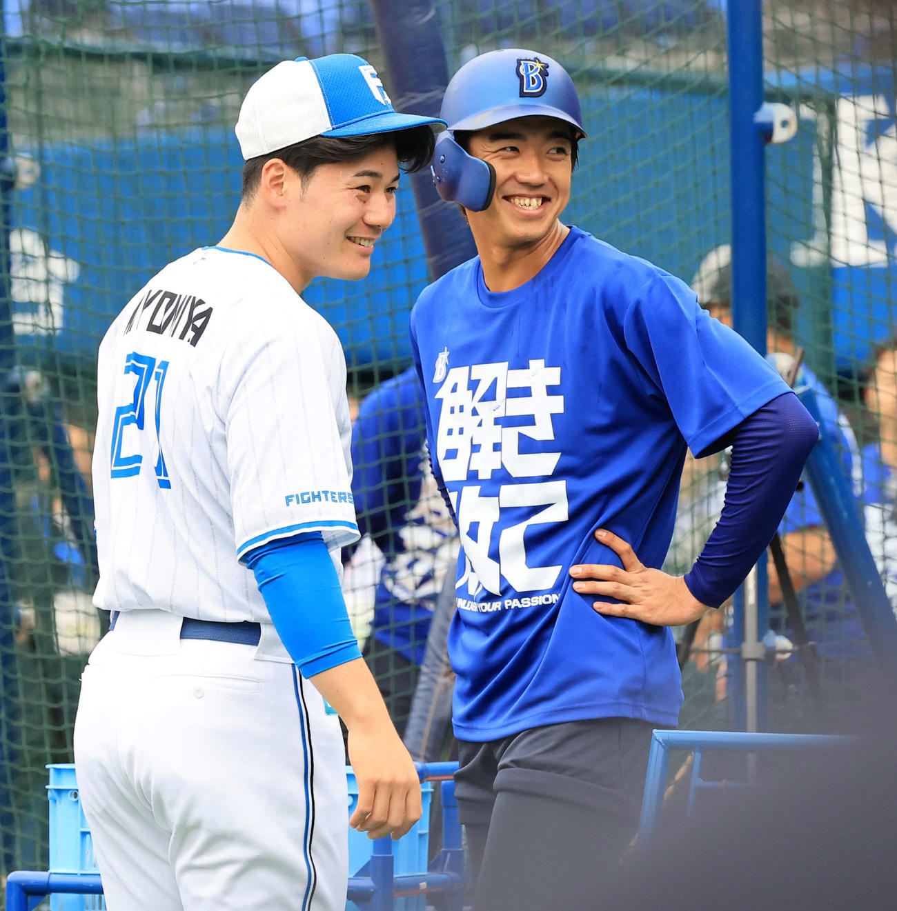 DeNA対日本ハム　DeNA梶原（右）とと談笑する日本ハム清宮幸（撮影・浅見桂子）
