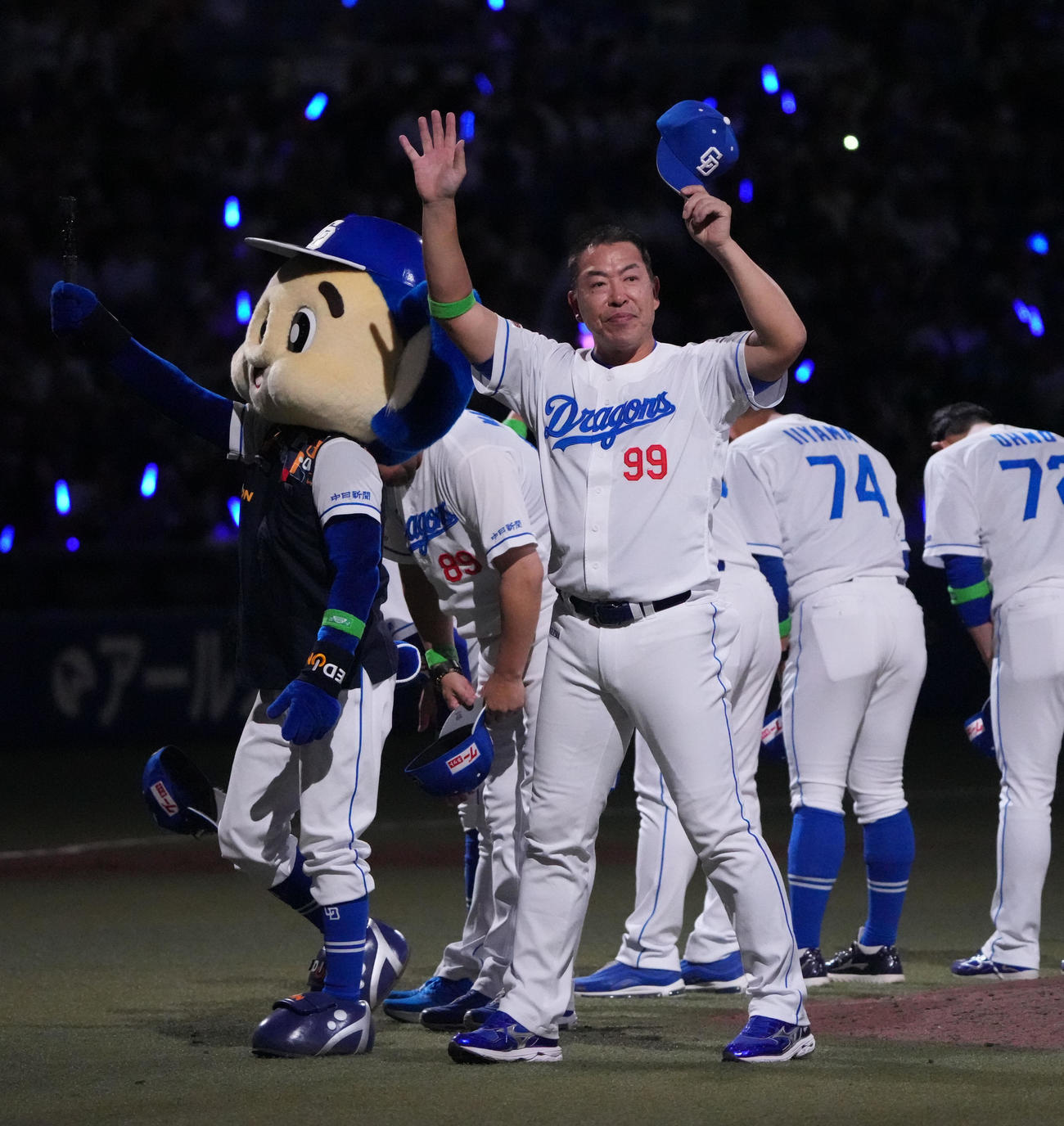 中日対ロッテ　試合終了、スタンドに向かってあいさつをする井上監督（撮影・森本幸一）