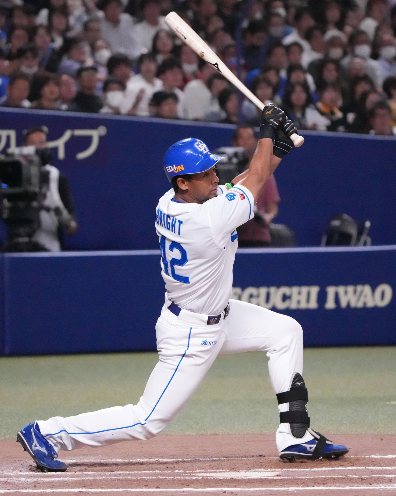 中日対ロッテ　6回裏中日2死一、二塁、右前適時打を放つブライト健太（撮影・森本幸一）