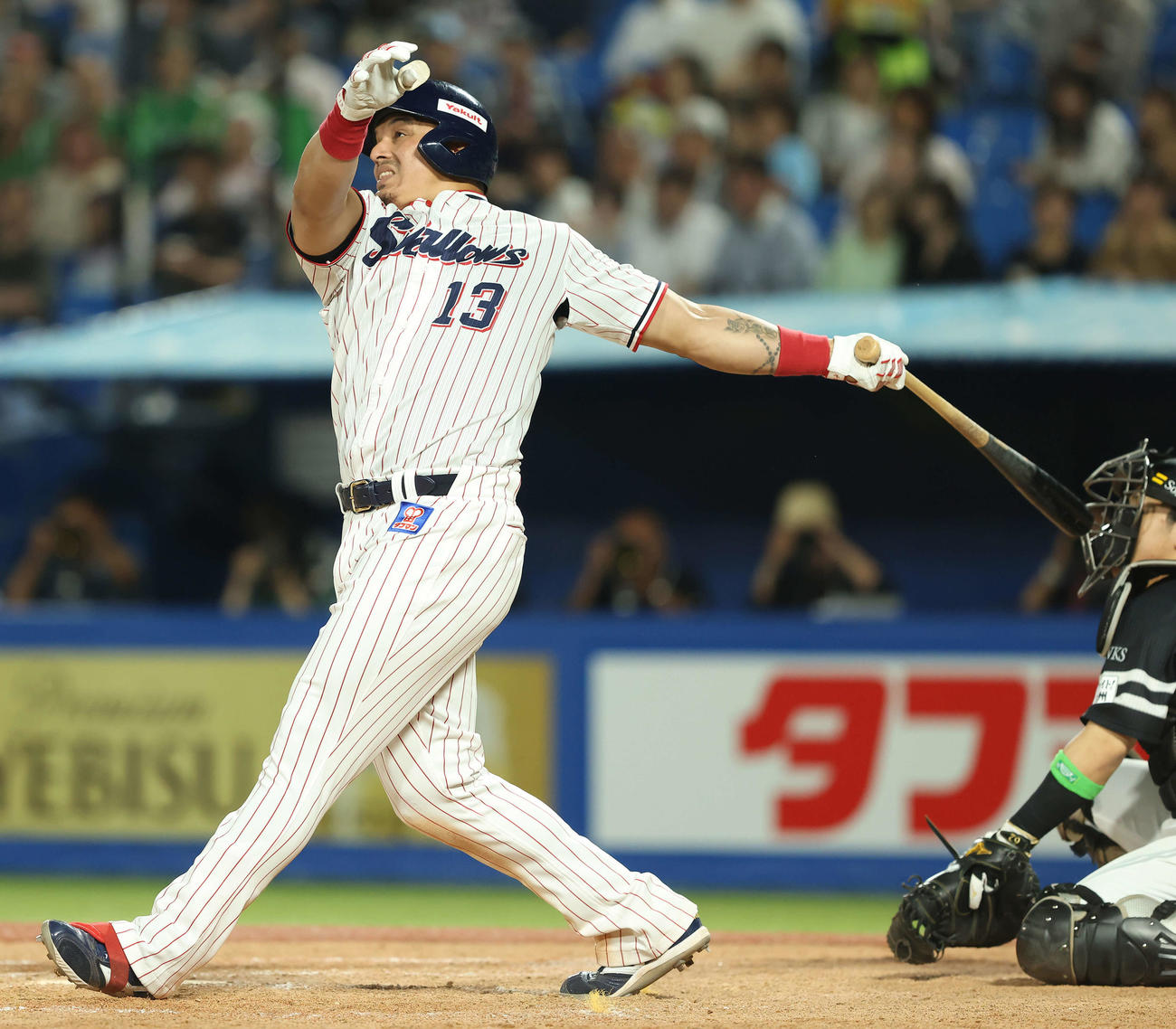 ヤクルト対ソフトバンク　9回裏ヤクルト無死一塁、左越え同点2点本塁打を放つオスナ（撮影・河田真司）