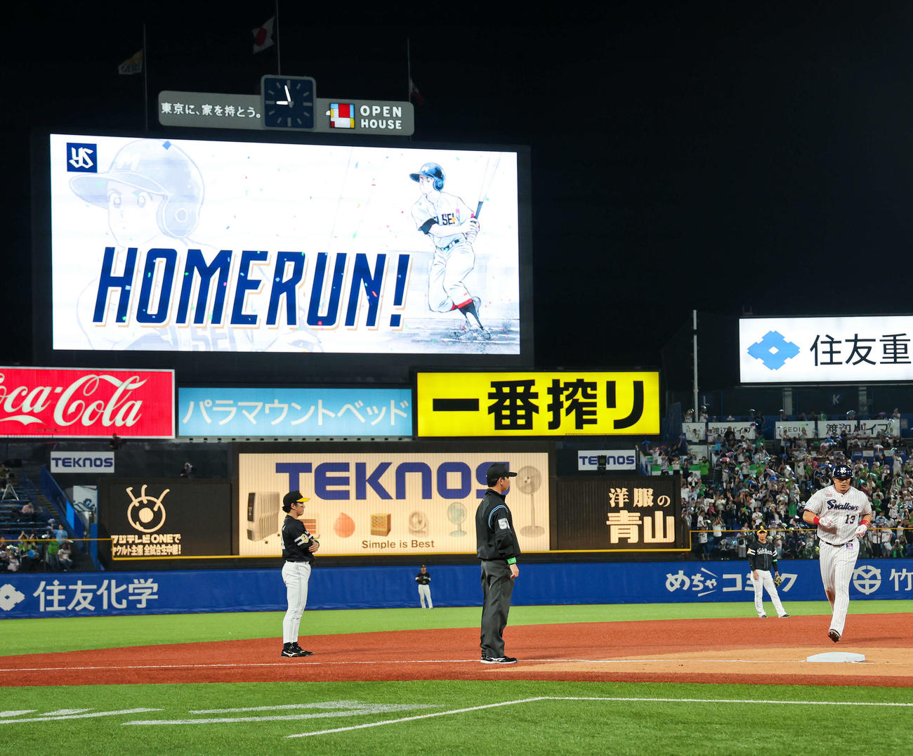 ヤクルト対ソフトバンク　9回裏ヤクルト無死一塁、左越え同点2点本塁打を放ちダイヤモンドを回るオスナ（撮影・河田真司）