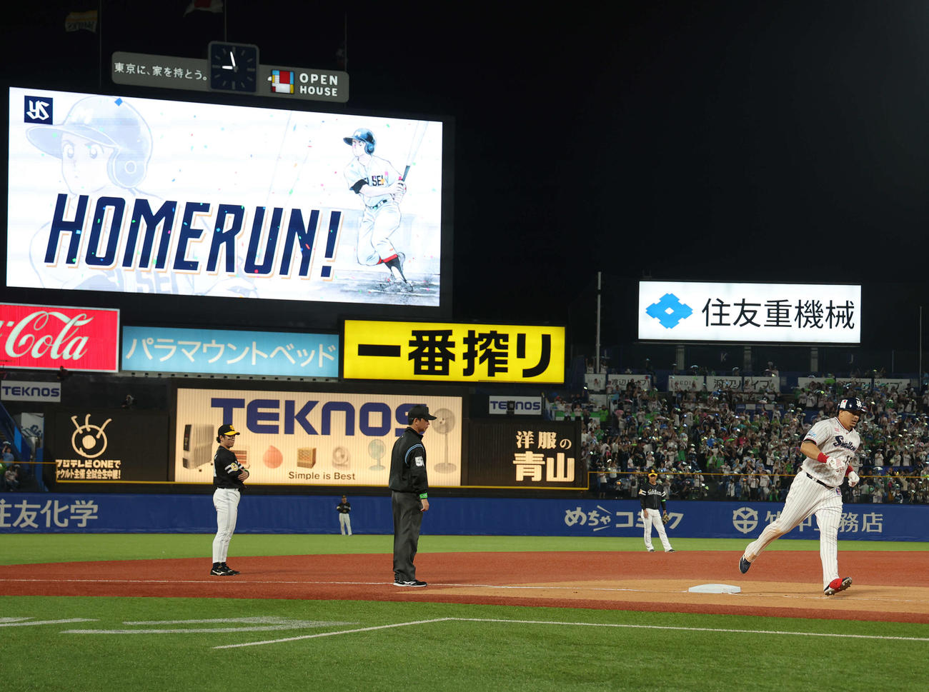ヤクルト対ソフトバンク　9回裏ヤクルト無死一塁、左越え同点2点本塁打を放ちダイヤモンドを回るオスナ（撮影・河田真司）