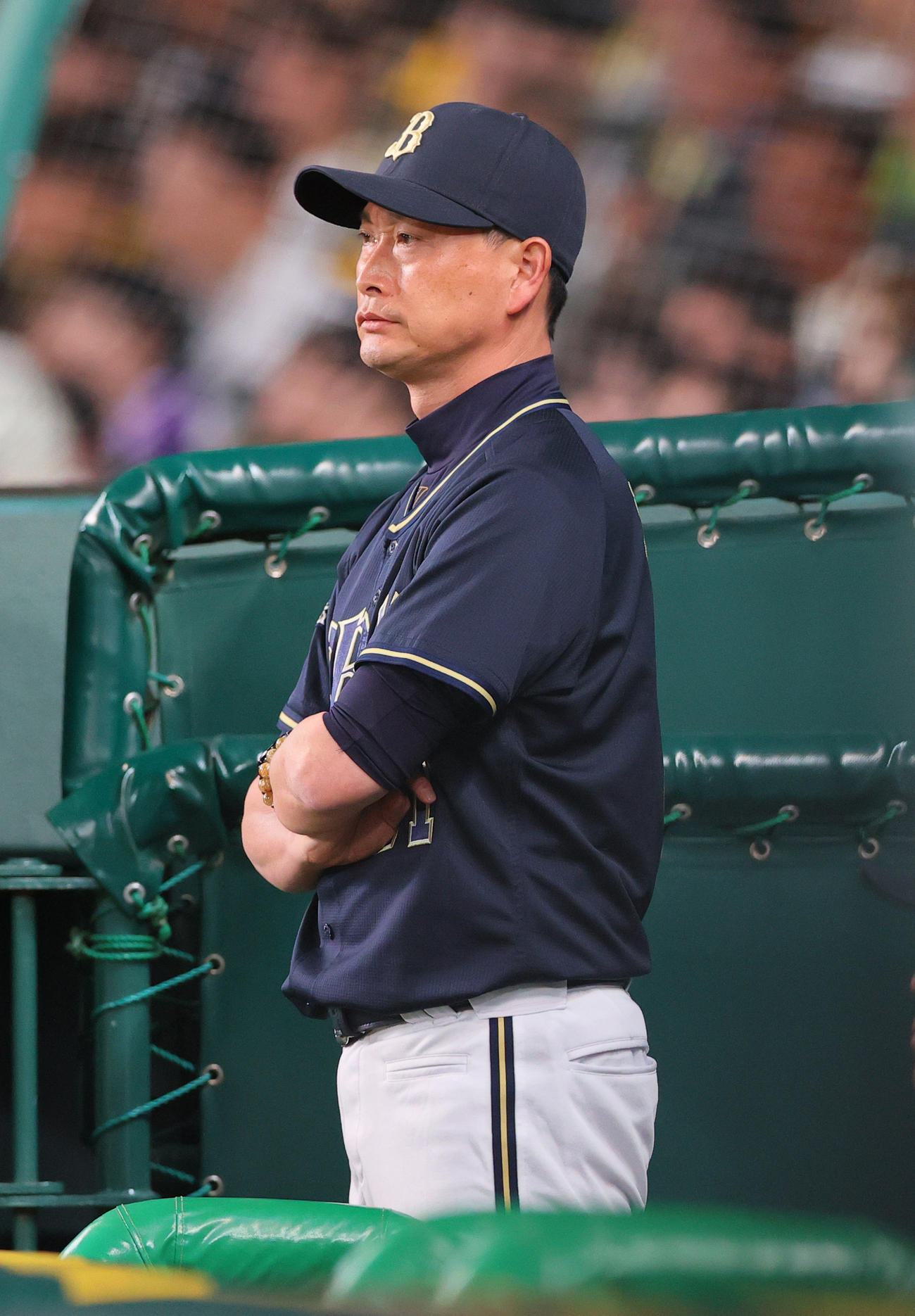 阪神対オリックス　9回表オリックス無死一塁、西川の二ゴロ一塁セーフの判定を巡りベンチからグラウンドを見つめる岸田監督（撮影・上山淳一）