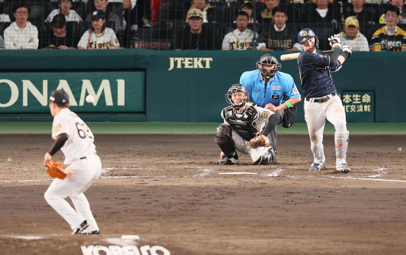 阪神対オリックス　9回表オリックス無死、石井は広岡の打球を頭部に受け転倒（撮影・加藤哉）