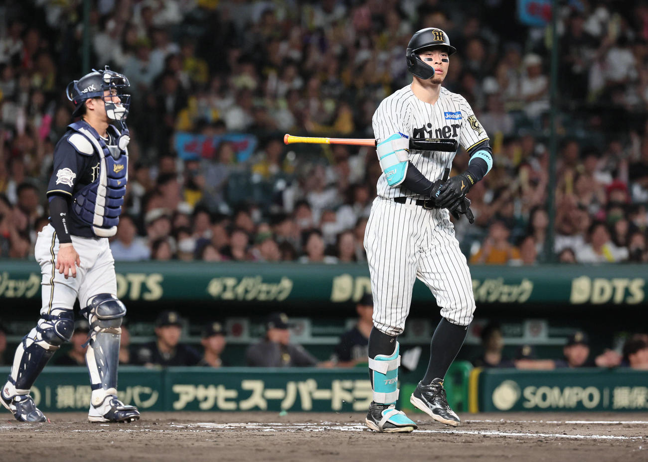 阪神対オリックス　10回裏阪神無死、佐藤輝は四球を選ぶ（撮影・宮崎幸一）