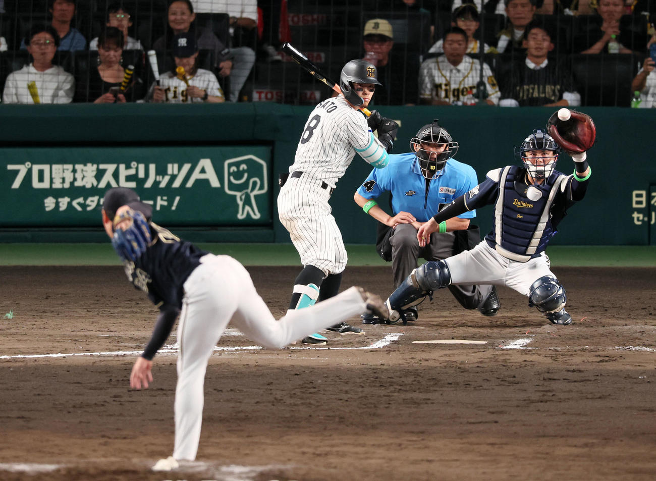 阪神対オリックス　10回裏阪神無死、四球で出塁する佐藤輝。投手川瀬（撮影・加藤哉）