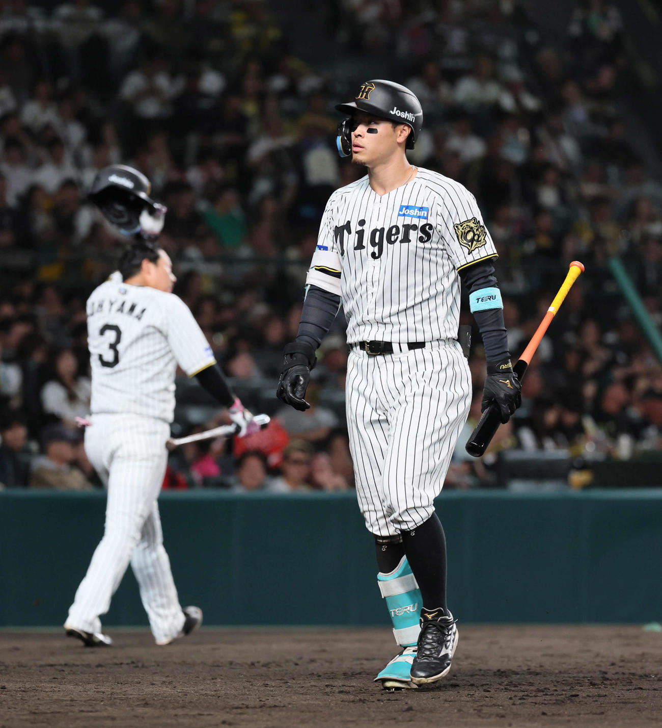 阪神対オリックス　7回裏阪神1死、佐藤輝は空振り三振に倒れる（撮影・宮崎幸一）