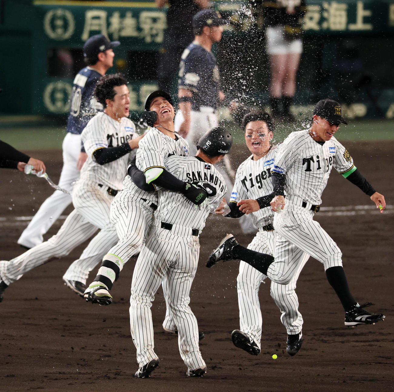 阪神対オリックス　10回裏阪神1死満塁、木浪（中央左）はサヨナラ打を放ち喜ぶ坂本（同右）と歓喜の抱擁（撮影・加藤哉）