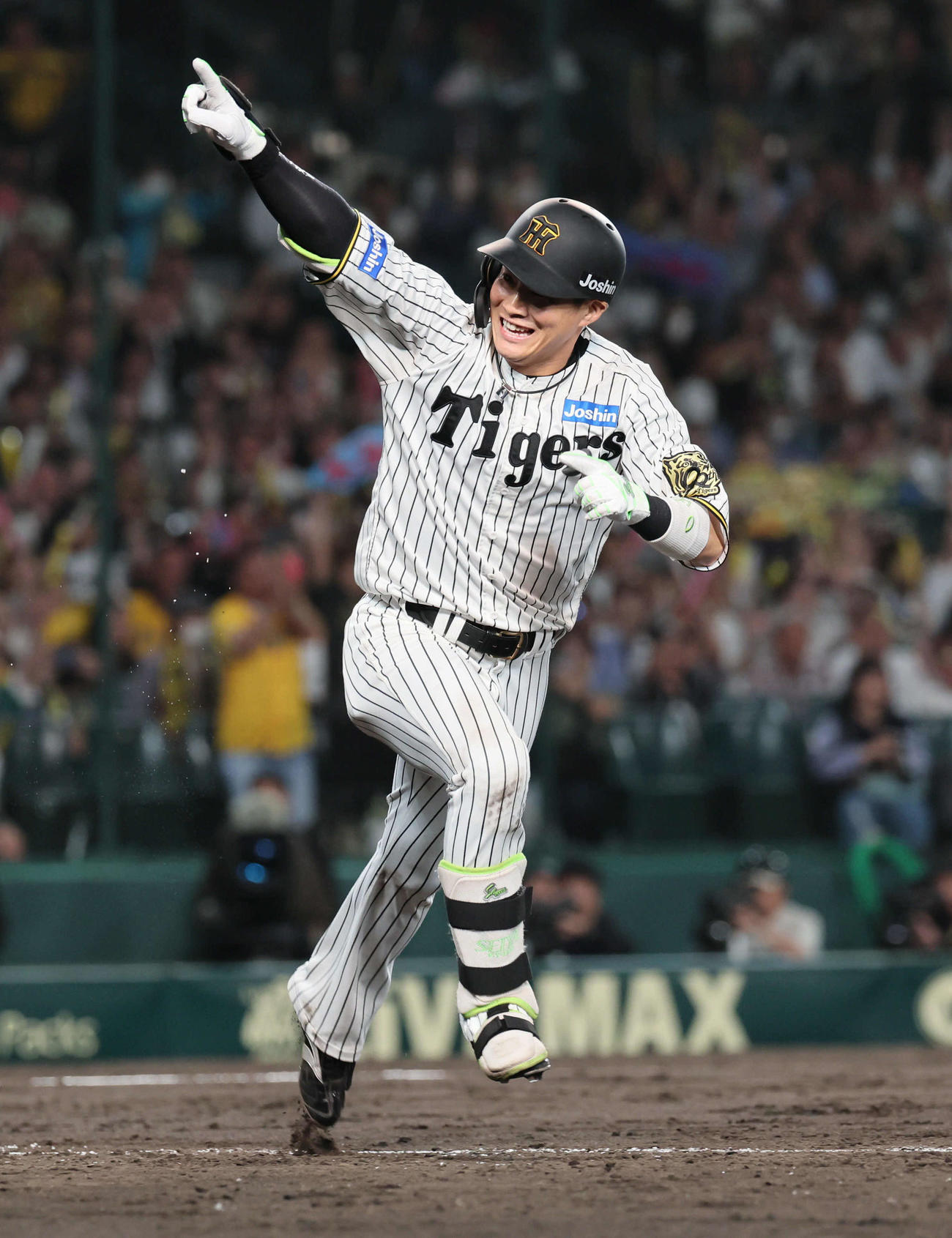 阪神対オリックス　10回裏阪神1死満塁、木浪はサヨナラ適時打を放ち歓喜する（撮影・宮崎幸一）