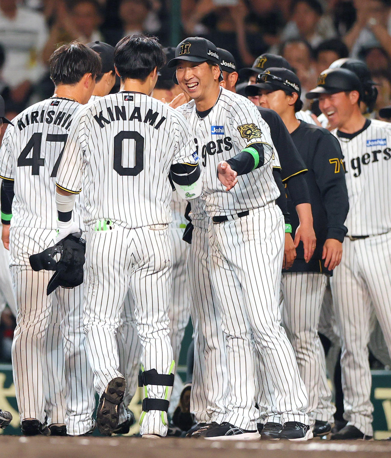 阪神対オリックス　10回裏阪神1死満塁、サヨナラ右前適時打を放った木浪（手前）を笑顔で出迎える藤川監督（撮影・上山淳一）