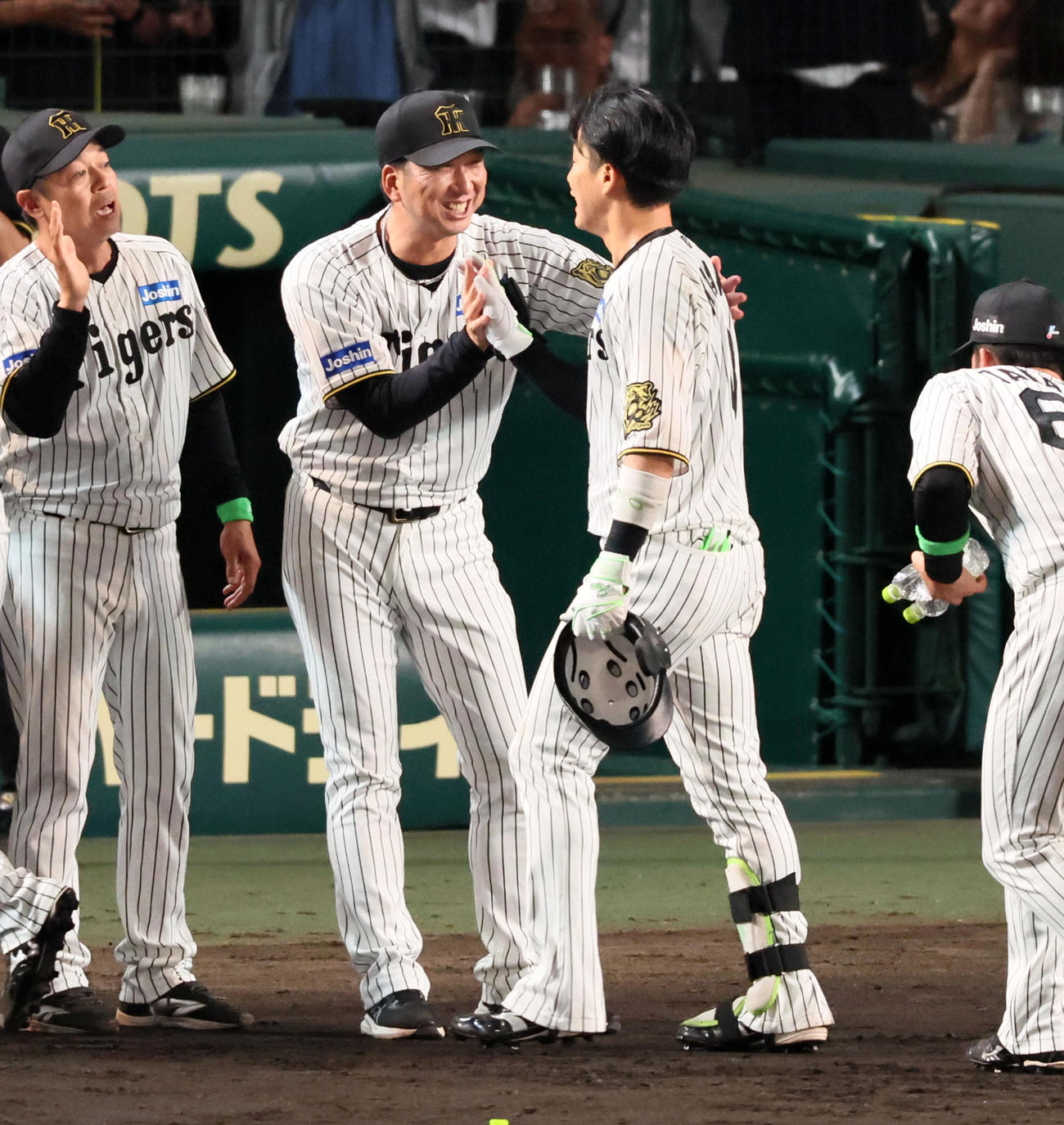 阪神対オリックス　10回裏阪神1死満塁、藤川監督はサヨナラ右前適時打を放った木浪（右）を笑顔で迎える（撮影・加藤哉）