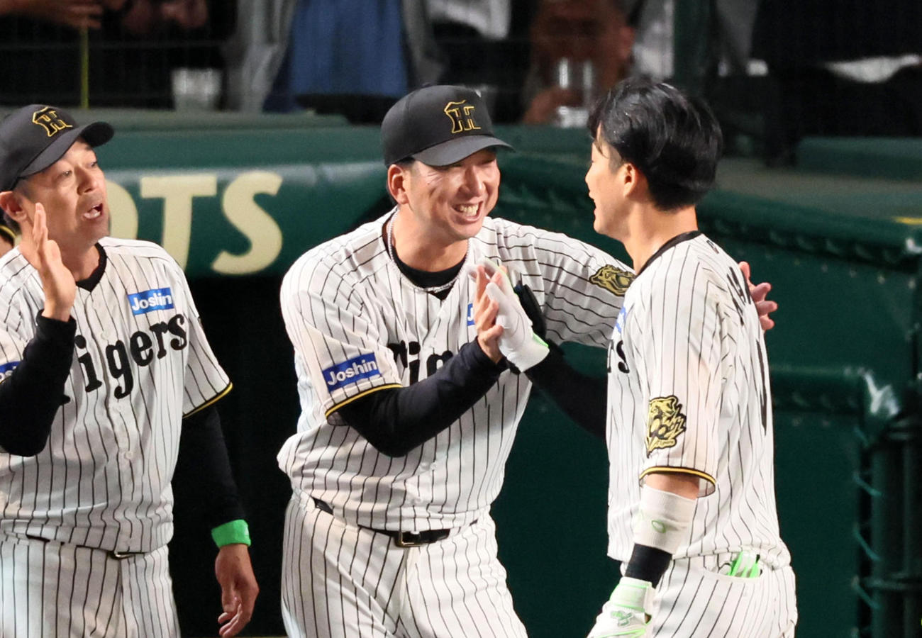 阪神対オリックス　10回裏阪神1死満塁、藤川監督はサヨナラ右前適時打を放った木浪（右）を笑顔で迎える（撮影・加藤哉）