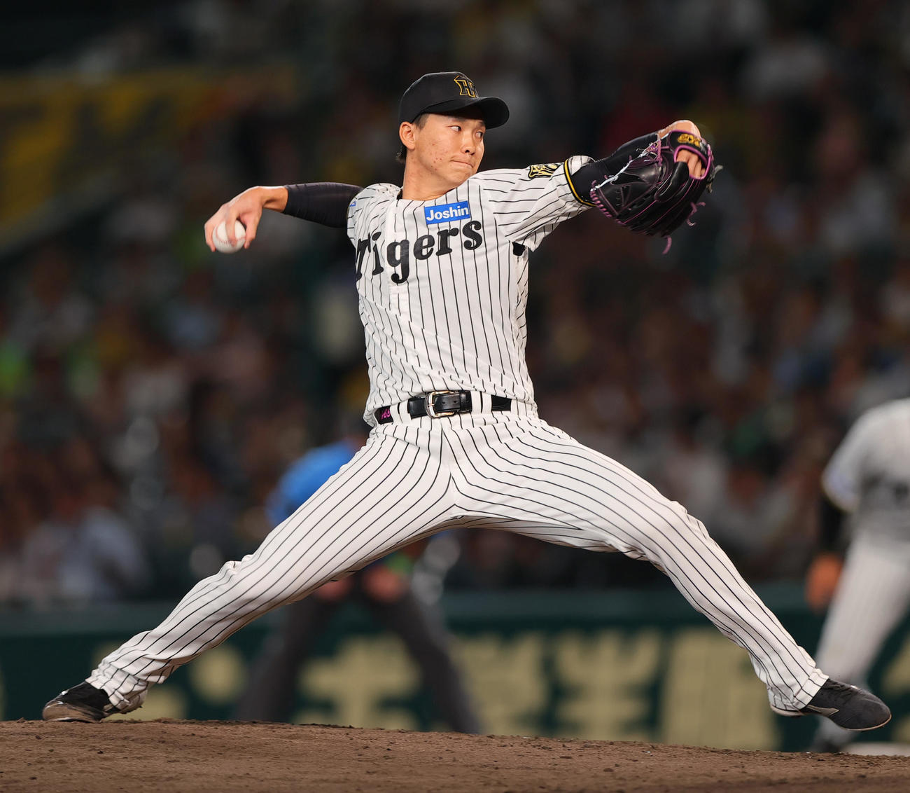 阪神対オリックス　9回表オリックス無死一塁、石井の負傷で急きょ登板の湯浅（撮影・上山淳一）