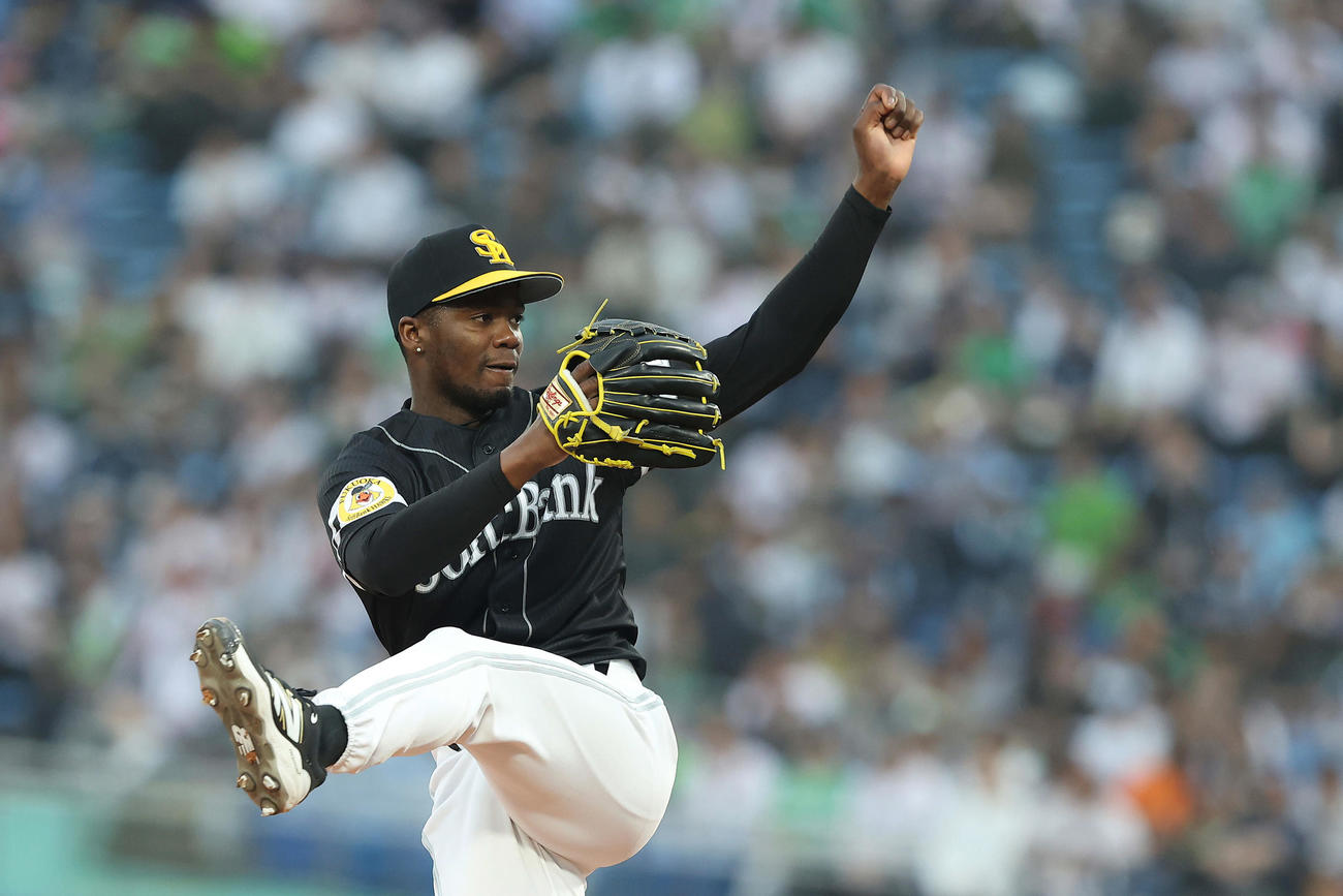 ヤクルト対ソフトバンク　先発登板するモイネロ（撮影・河田真司）