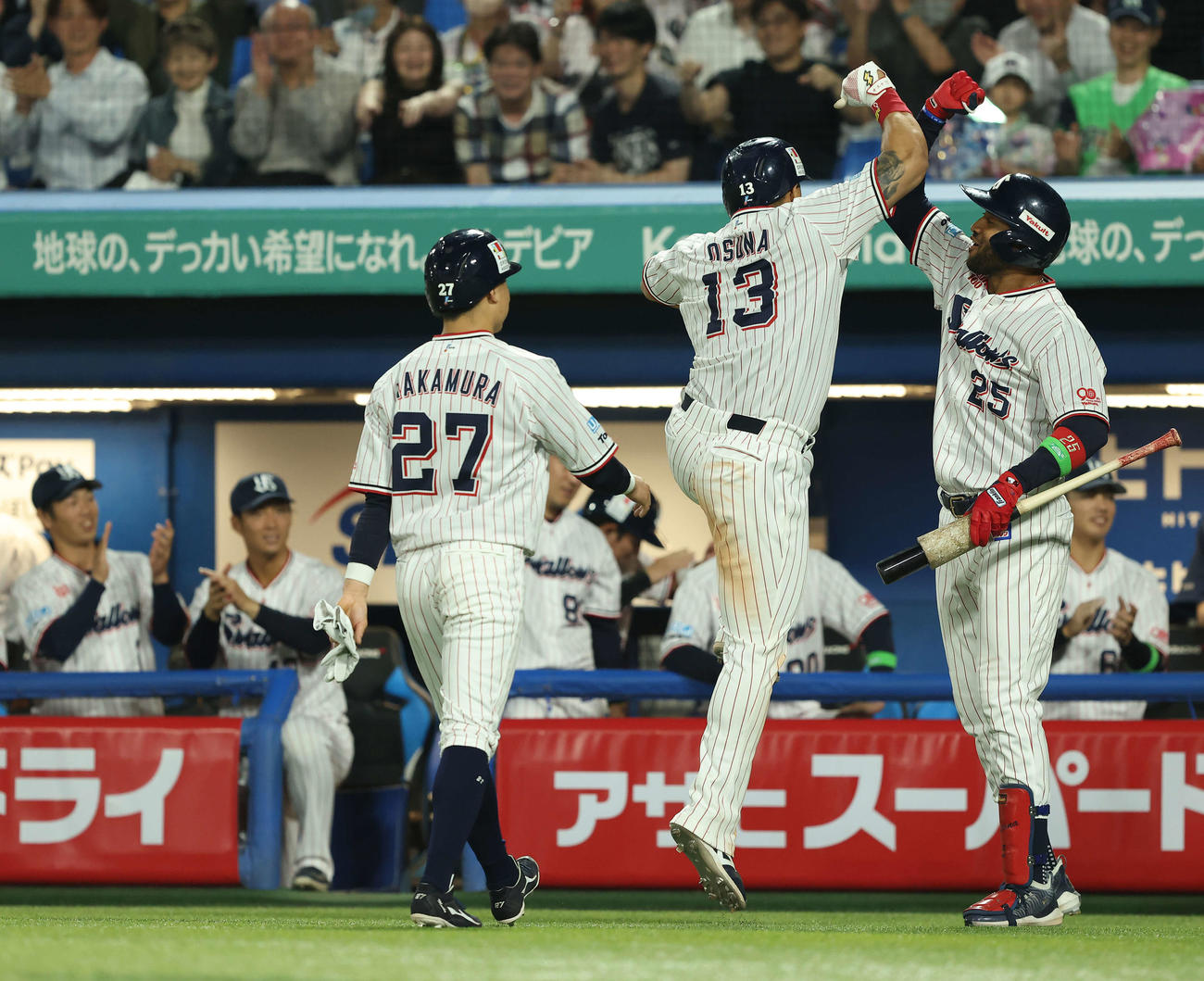 ヤクルト対ソフトバンク　9回裏ヤクルト無死一塁、左越え同点2点本塁打で生還するオスナ（中央）（撮影・河田真司）