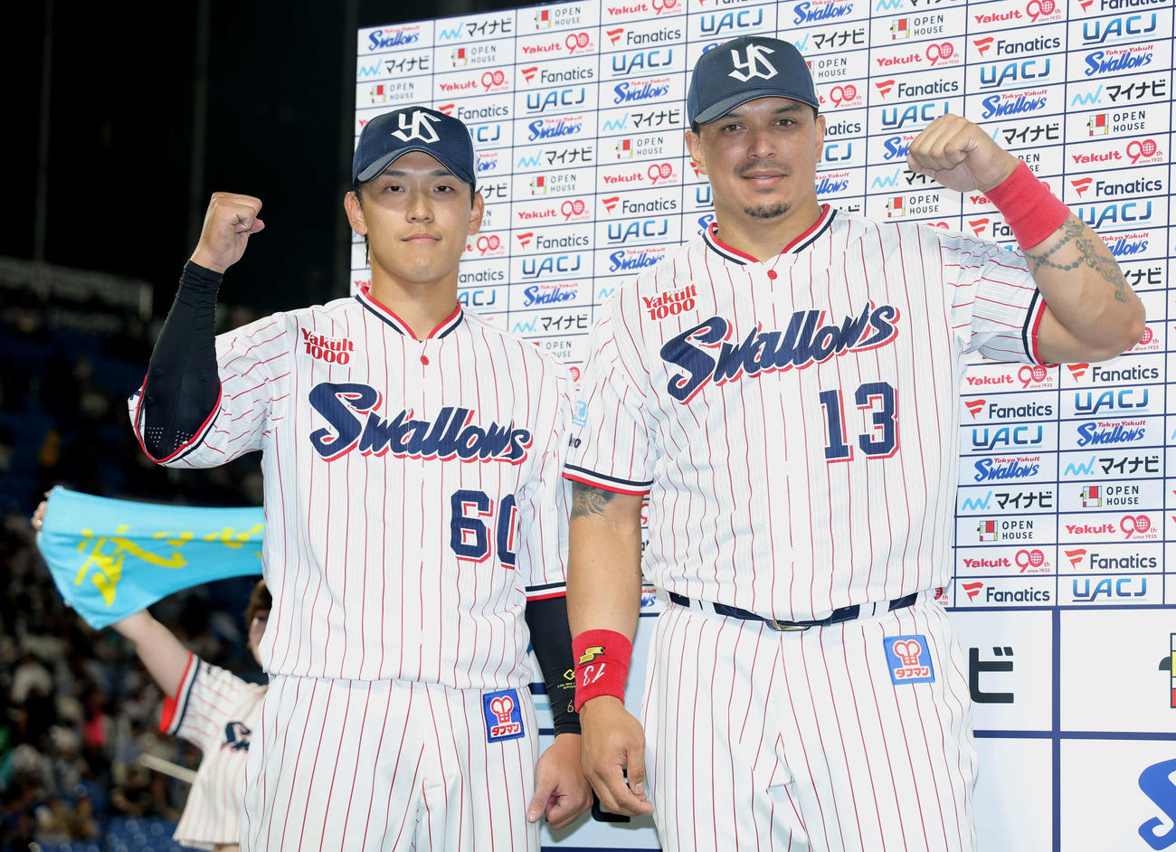 ヤクルト対ソフトバンク　ソフトバンクに勝利し、ガッツポーズで写真に納まるヤクルト武岡（左）とオスナ（撮影・河田真司）