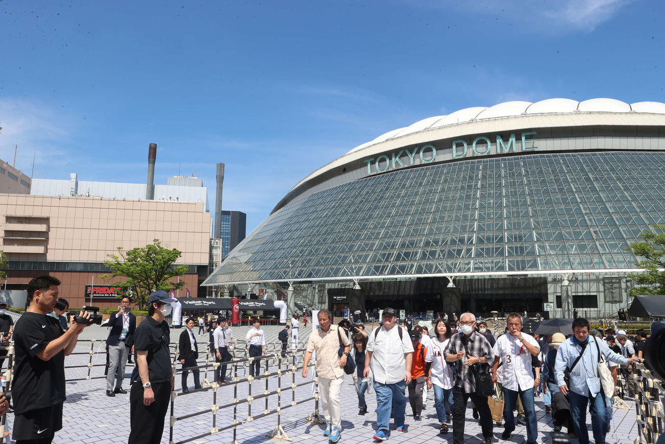 東京ドームに設けられた記帳所には長嶋茂雄さんを悼み多くの人々が訪れた（撮影・水谷安孝）