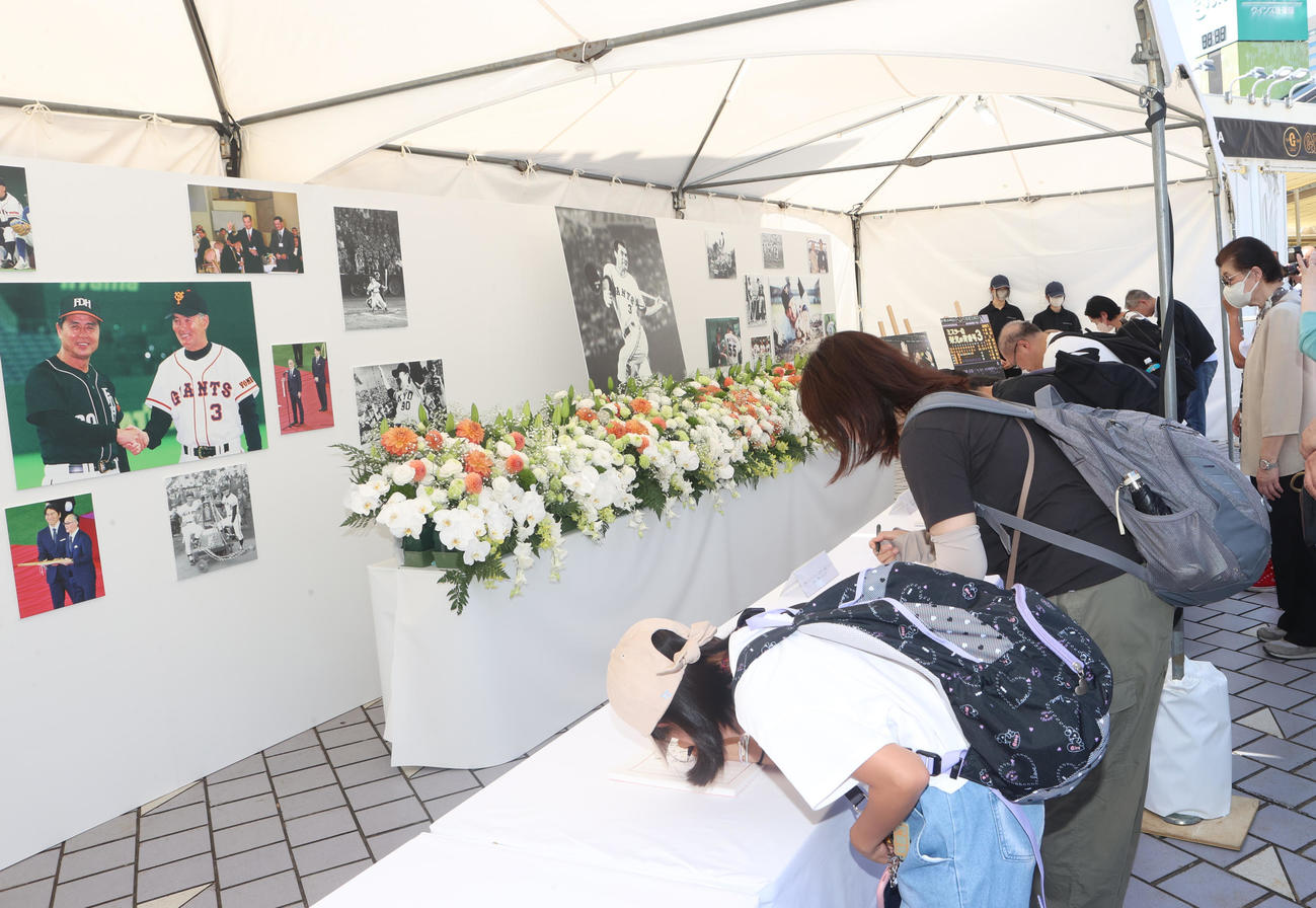東京ドームに設けられた記帳所には長嶋茂雄さんを悼み多くの人々が訪れた（撮影・水谷安孝）