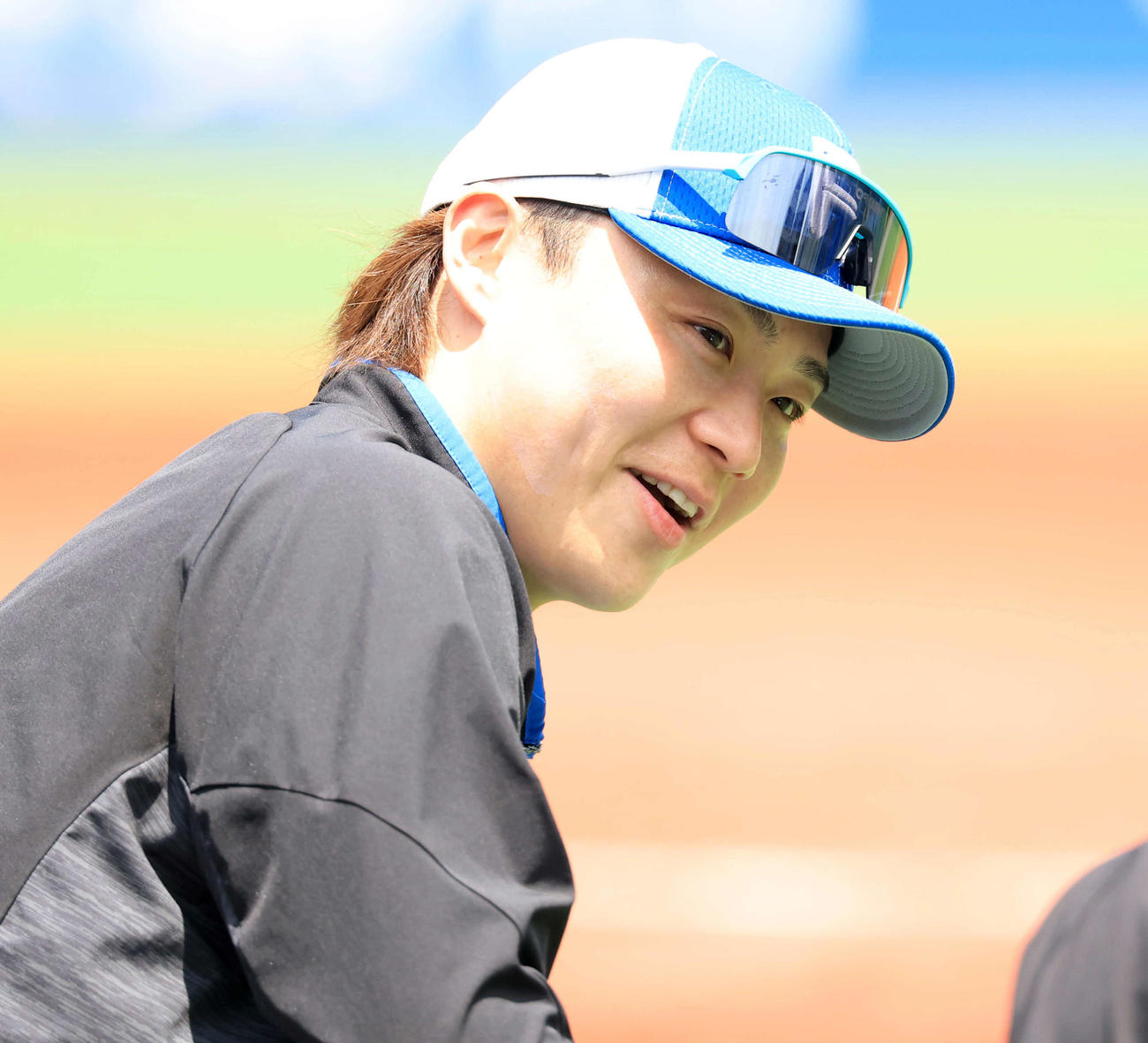 DeNA対日本ハム　練習中、リラックスした笑顔の日本ハム山崎（撮影・浅見桂子）