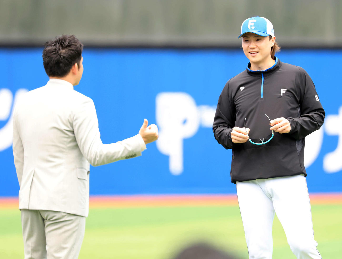 DeNA対日本ハム　杉谷拳士氏（左）と談笑する日本ハム山崎（撮影・浅見桂子）