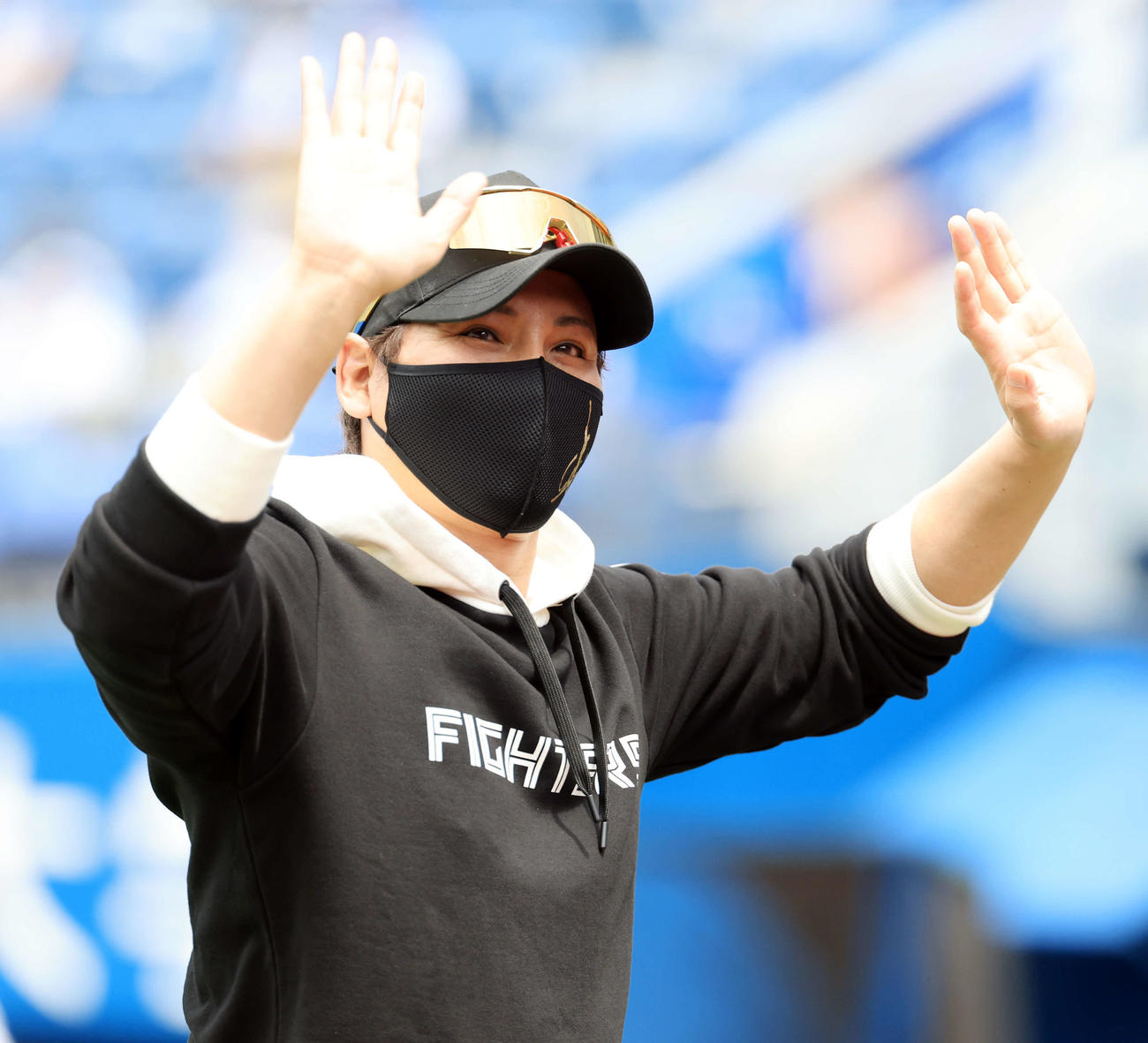DeNA対日本ハム　スタンドに手を振る日本ハム新庄監督（撮影・浅見桂子）