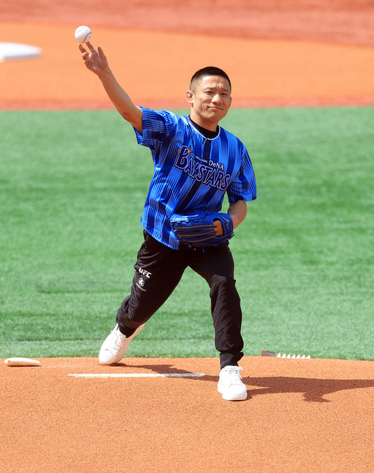 DeNA対日本ハム　始球式を務めた総合格闘家の堀口恭司（撮影・浅見桂子）