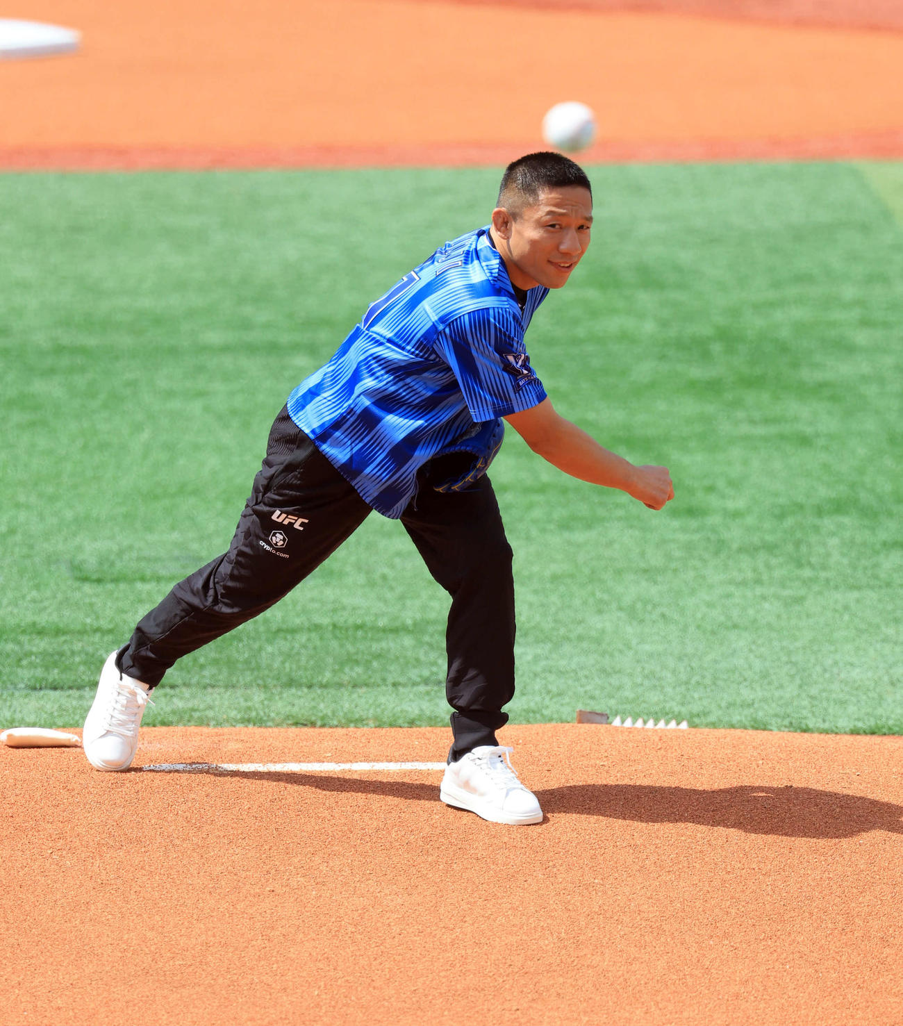 DeNA対日本ハム　始球式を務めた総合格闘家の堀口恭司（撮影・浅見桂子）