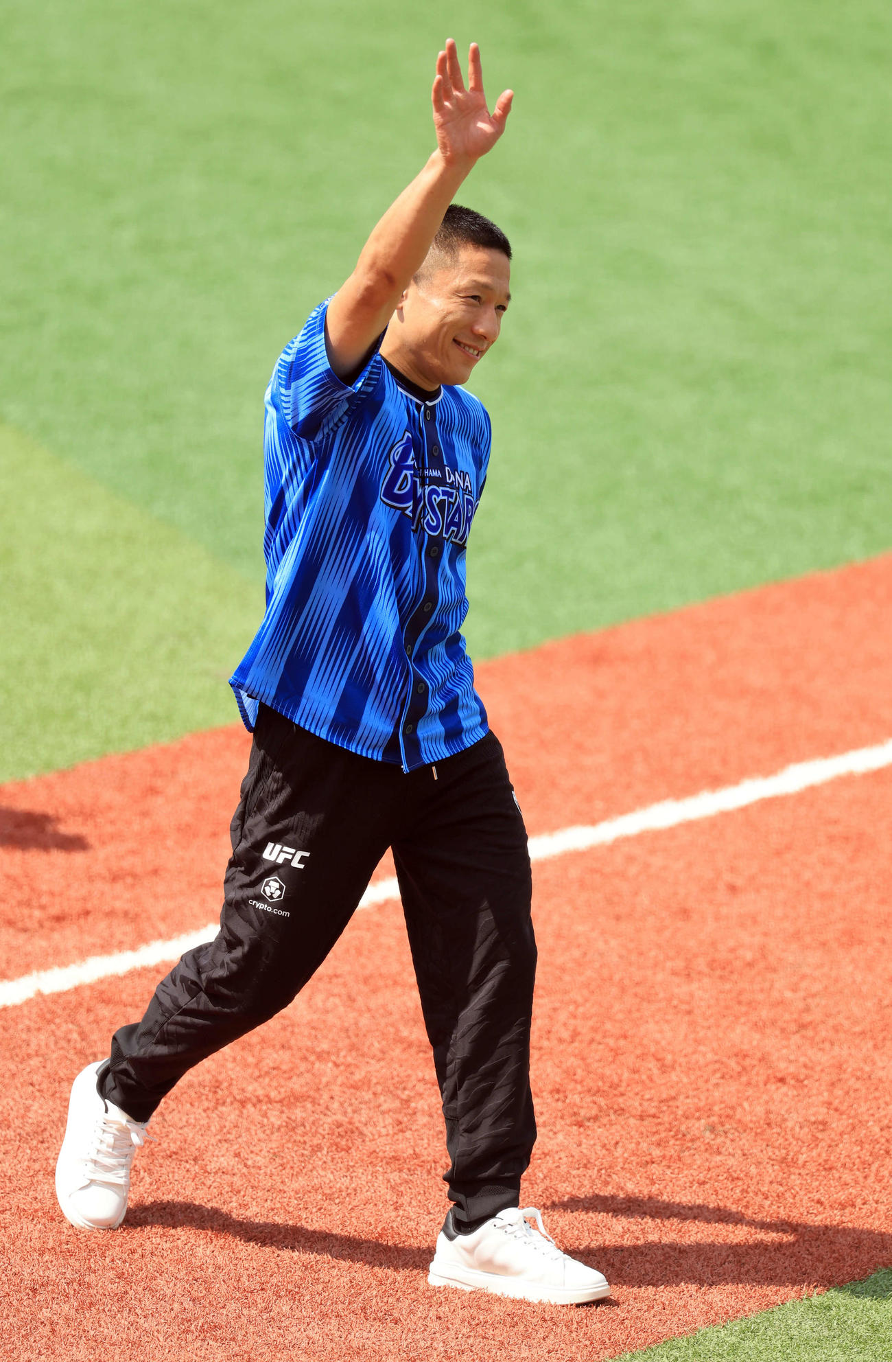 DeNA対日本ハム　始球式を務めた総合格闘家の堀口恭司（撮影・浅見桂子）