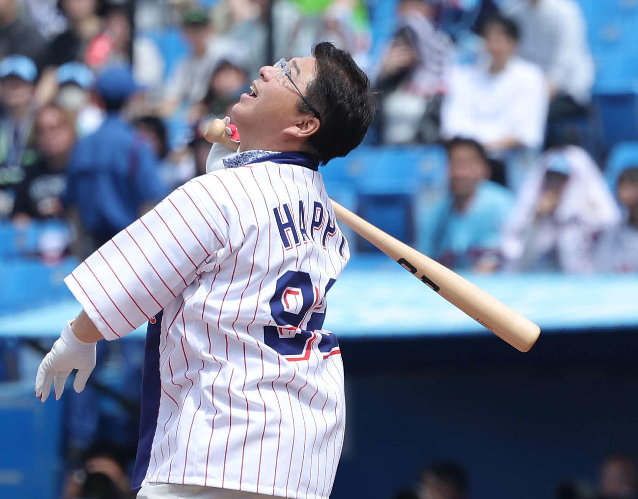ヤクルト対ソフトバンク　試合前、ファーストピッチセレモニーで打者を務める真中氏（撮影・河田真司）