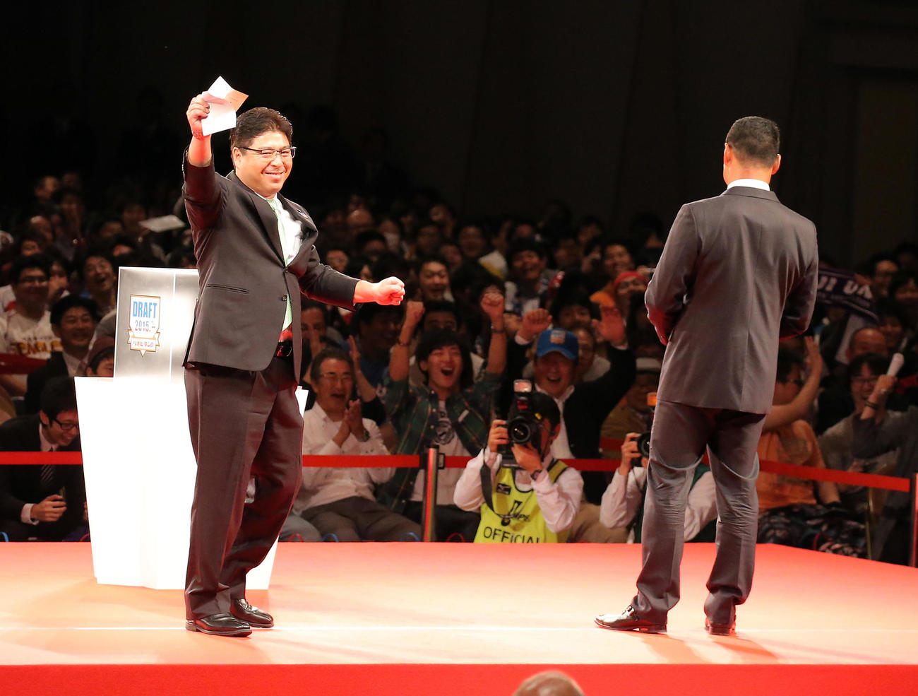 2015年プロ野球ドラフト会議　明大・高山俊の交渉権を獲得したと思って笑顔でガッツポーズするヤクルト真中満監督。右は阪神金本知憲監督