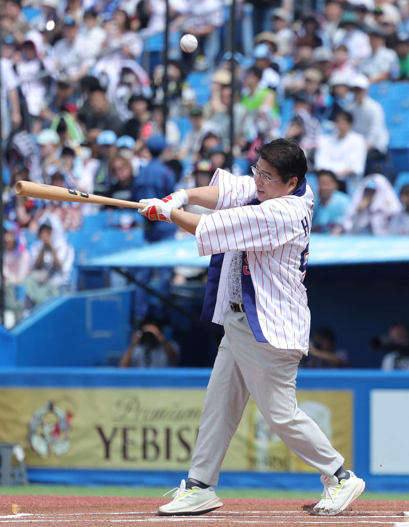 ヤクルト対ソフトバンク　試合前、ファーストピッチセレモニーで打者を務める真中氏（撮影・河田真司）