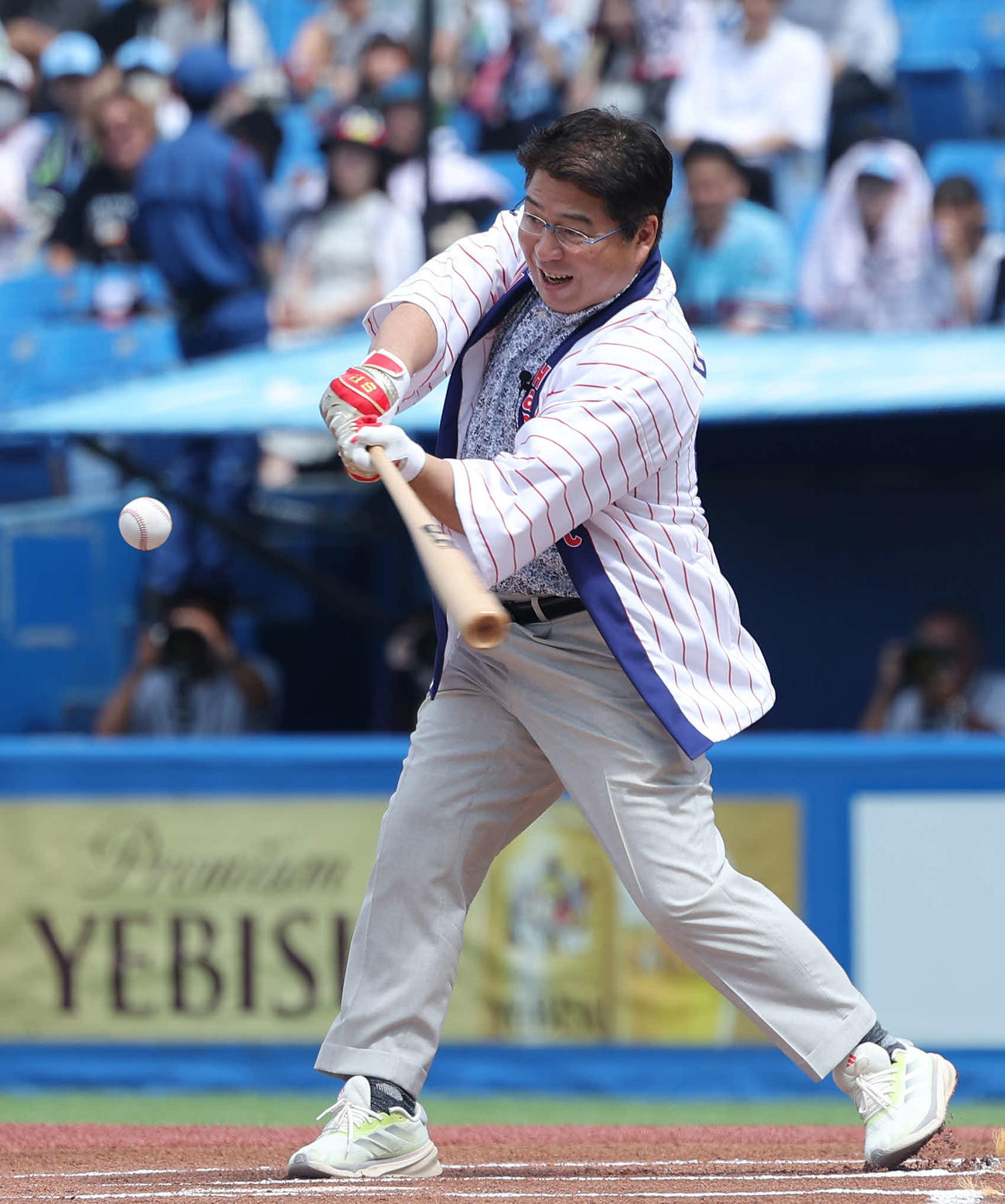 ヤクルト対ソフトバンク　試合前、ファーストピッチセレモニーで打者を務める真中氏（撮影・河田真司）