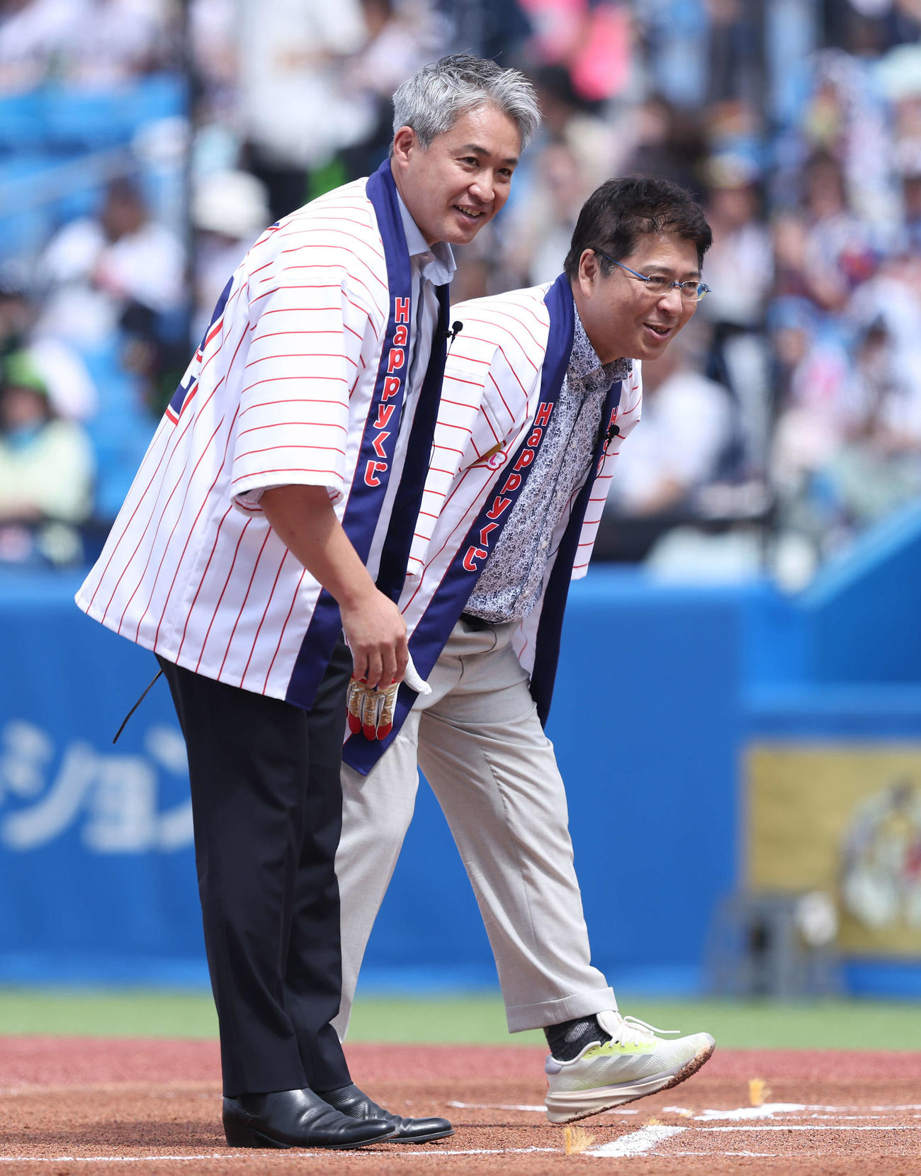 ヤクルト対ソフトバンク　試合前、ファーストピッチセレモニーを務めた五十嵐氏（左）と真中氏（撮影・河田真司）