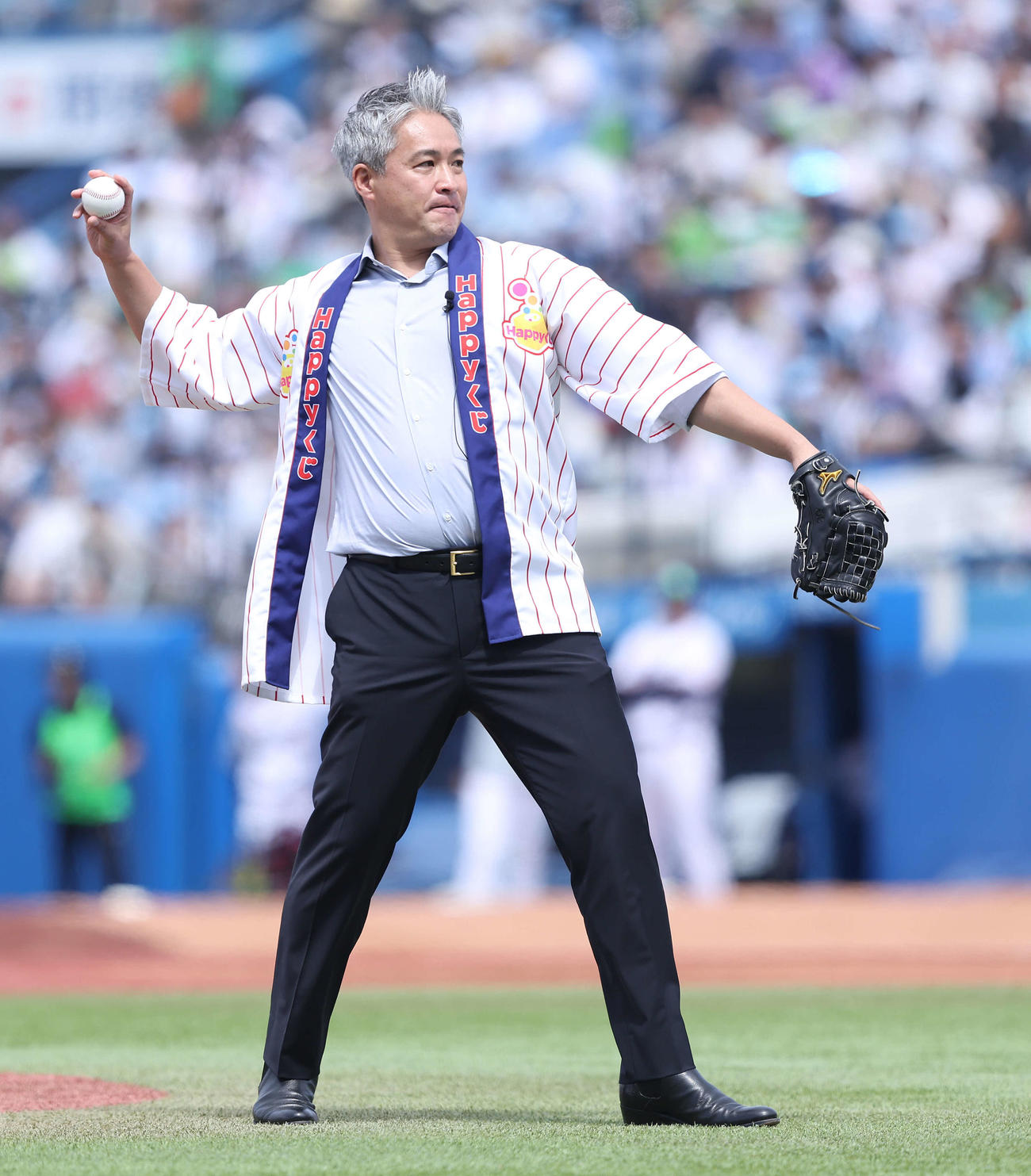 ヤクルト対ソフトバンク　試合前、ファーストピッチセレモニーで投手を務める五十嵐氏（撮影・河田真司）