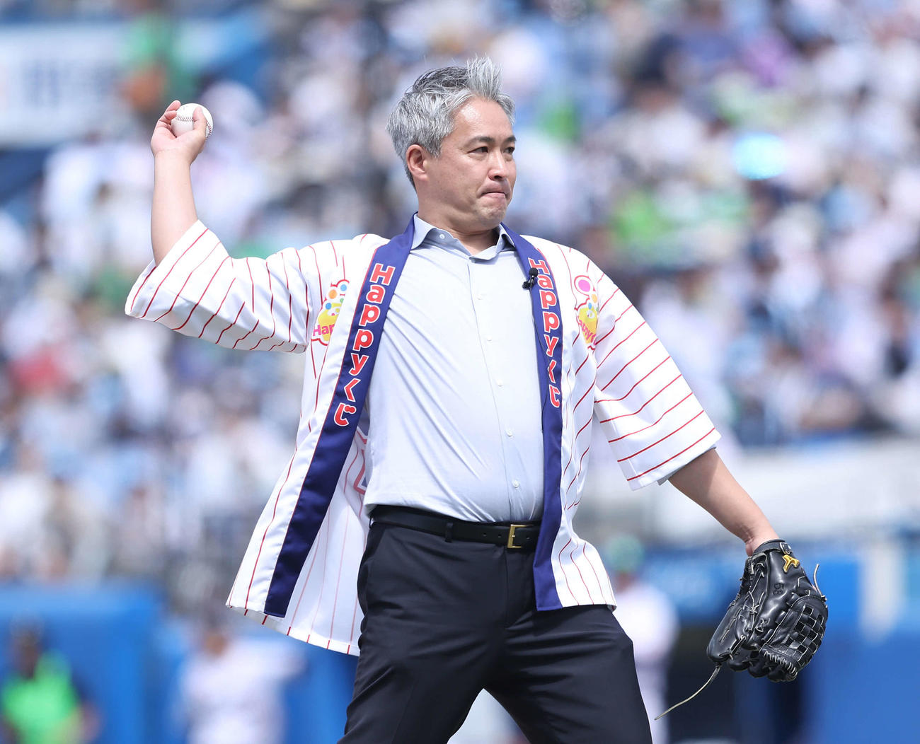 ヤクルト対ソフトバンク　試合前、ファーストピッチセレモニーで投手を務める五十嵐氏（撮影・河田真司）