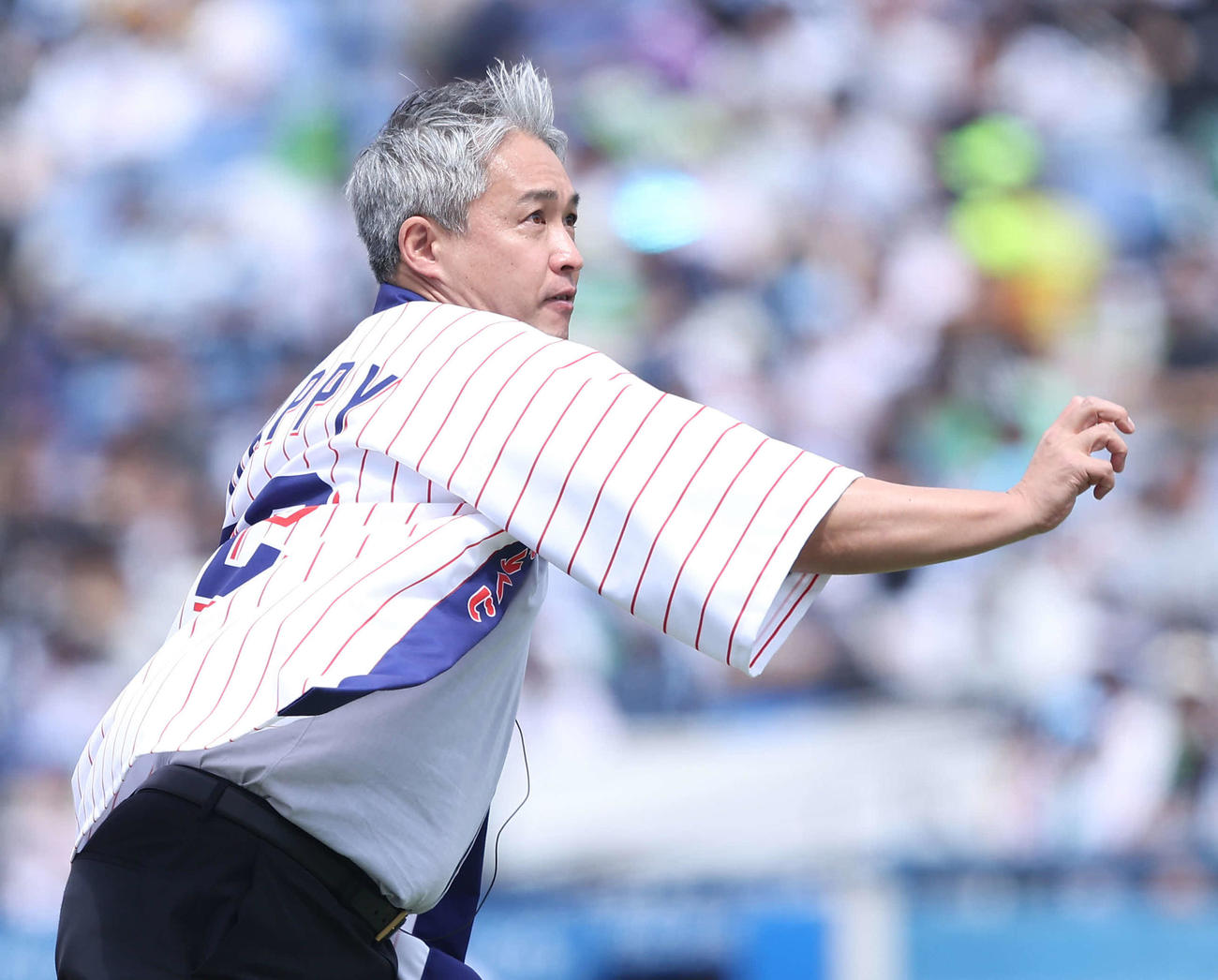 ヤクルト対ソフトバンク　試合前、ファーストピッチセレモニーで投手を務める五十嵐氏（撮影・河田真司）