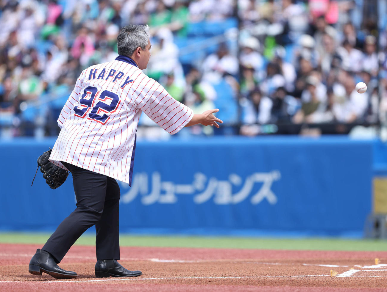 ヤクルト対ソフトバンク　試合前、ファーストピッチセレモニーで投手を務める五十嵐氏（撮影・河田真司）