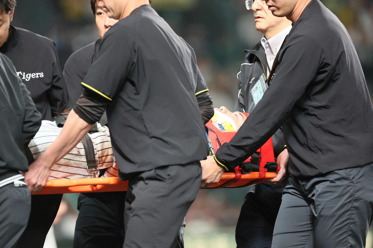 阪神対オリックス　9回表オリックス無死、石井は広岡の打球が直撃し担架で運ばれる（撮影・宮崎幸一）