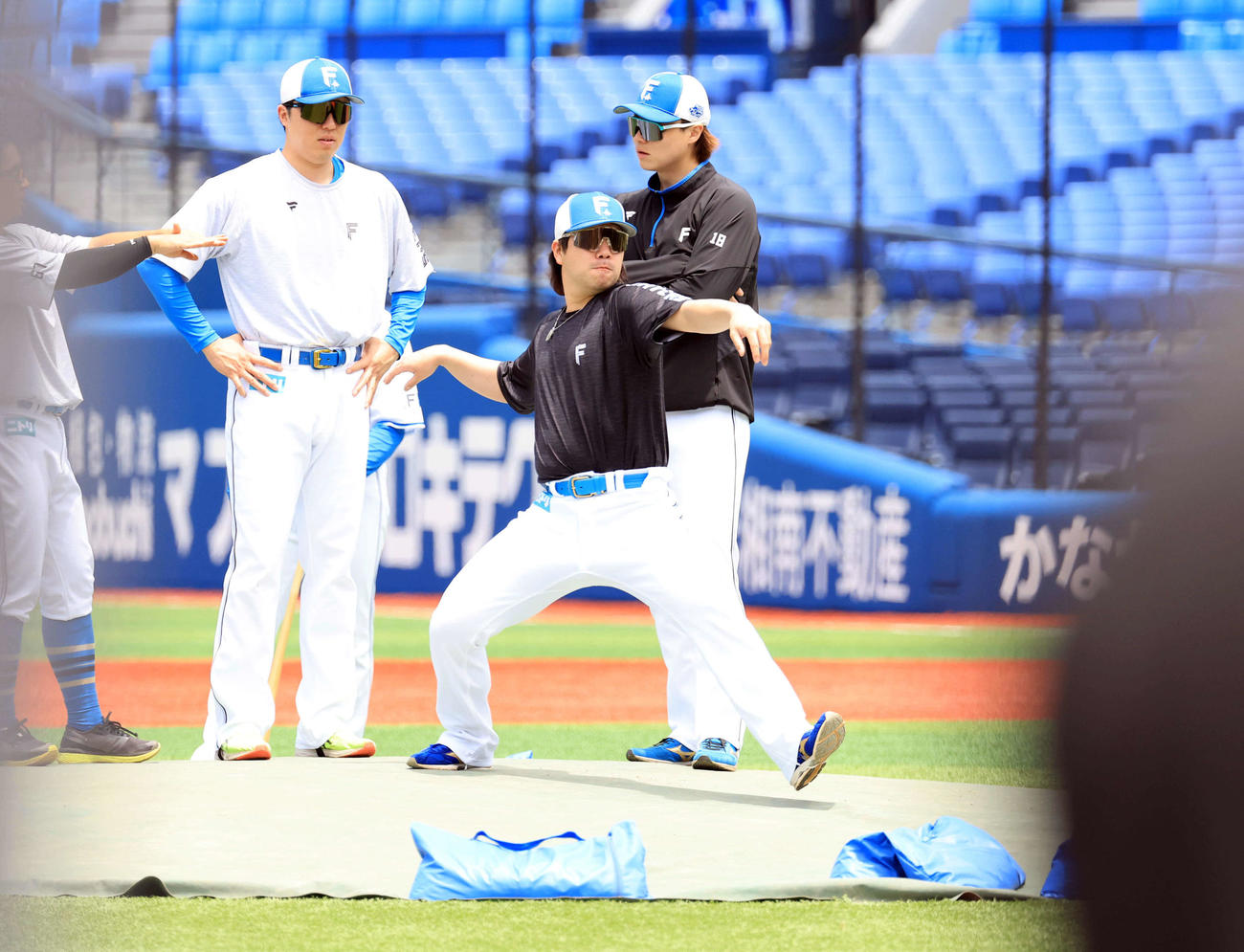 DeNA対日本ハム　マウンド確認で投球動作する日本ハム金村（撮影・浅見桂子）