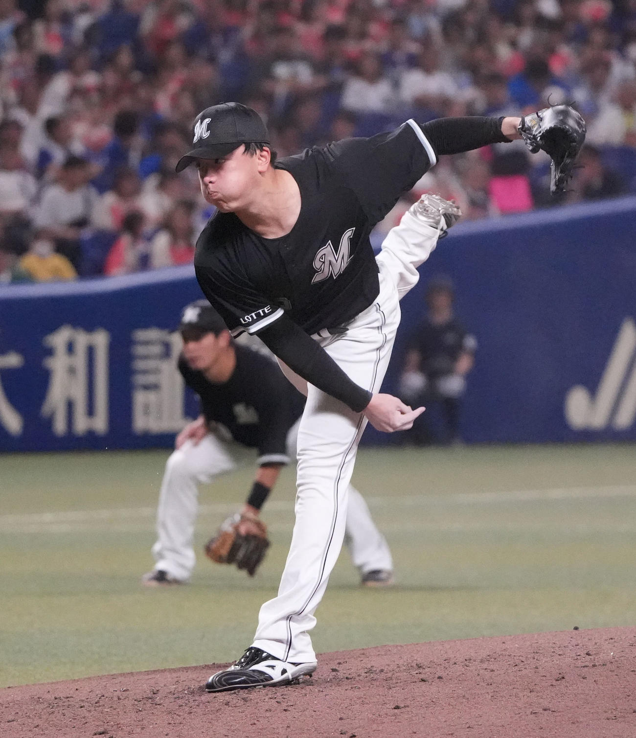 中日対ロッテ　4回裏、力投するロッテ先発の田中晴（撮影・森本幸一）