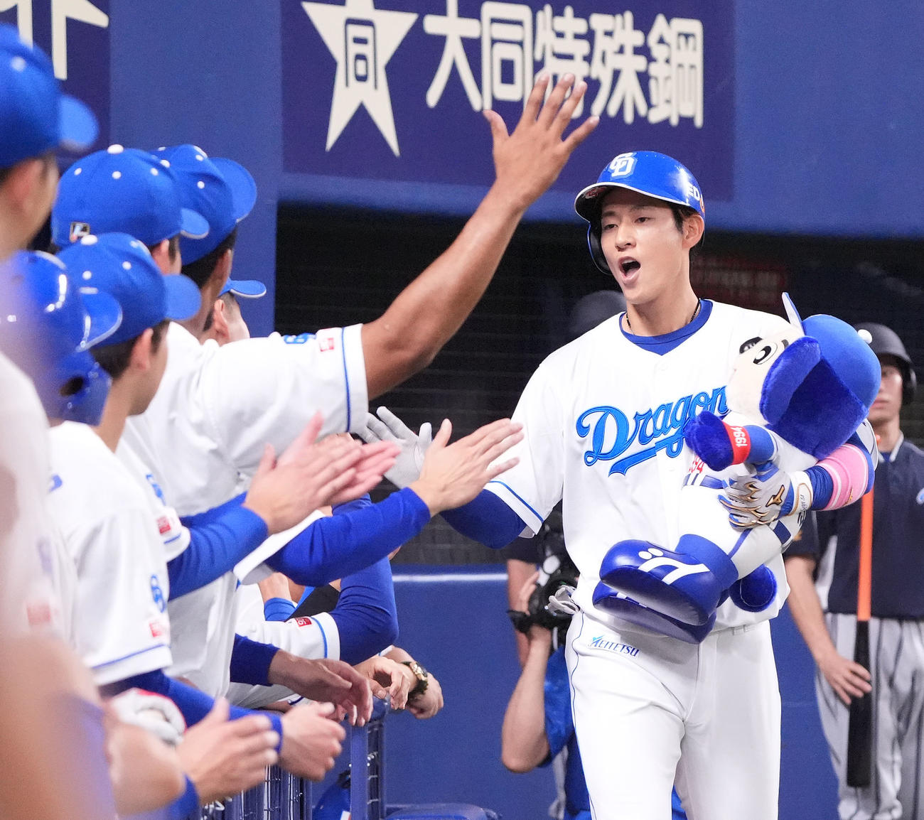 中日対ロッテ　4回裏中日無死、上林（右）は右越え本塁打を放ちナインとタッチを交わす（撮影・森本幸一）